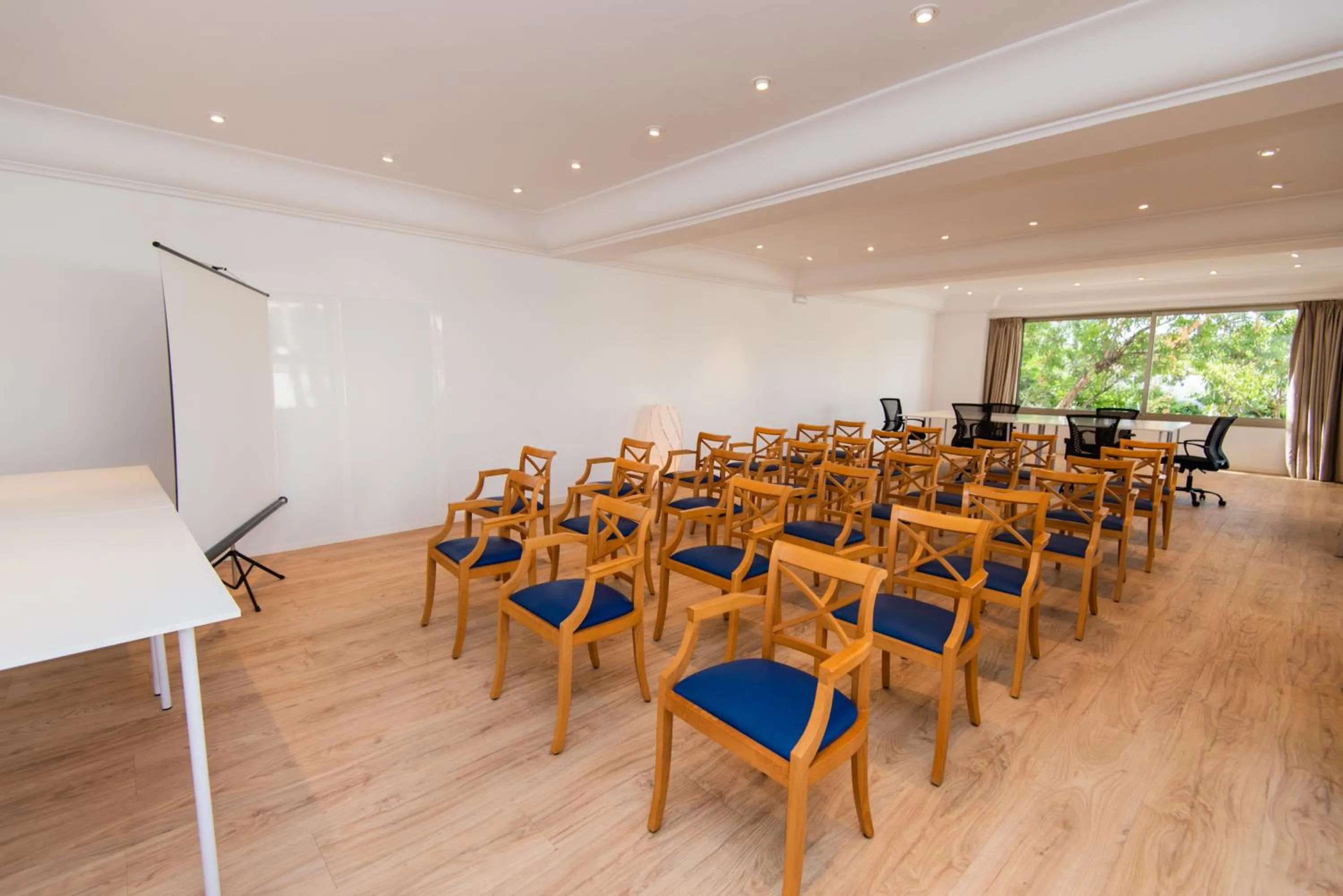 Meeting/conference room in Petit Garden Hotel by Flacalco