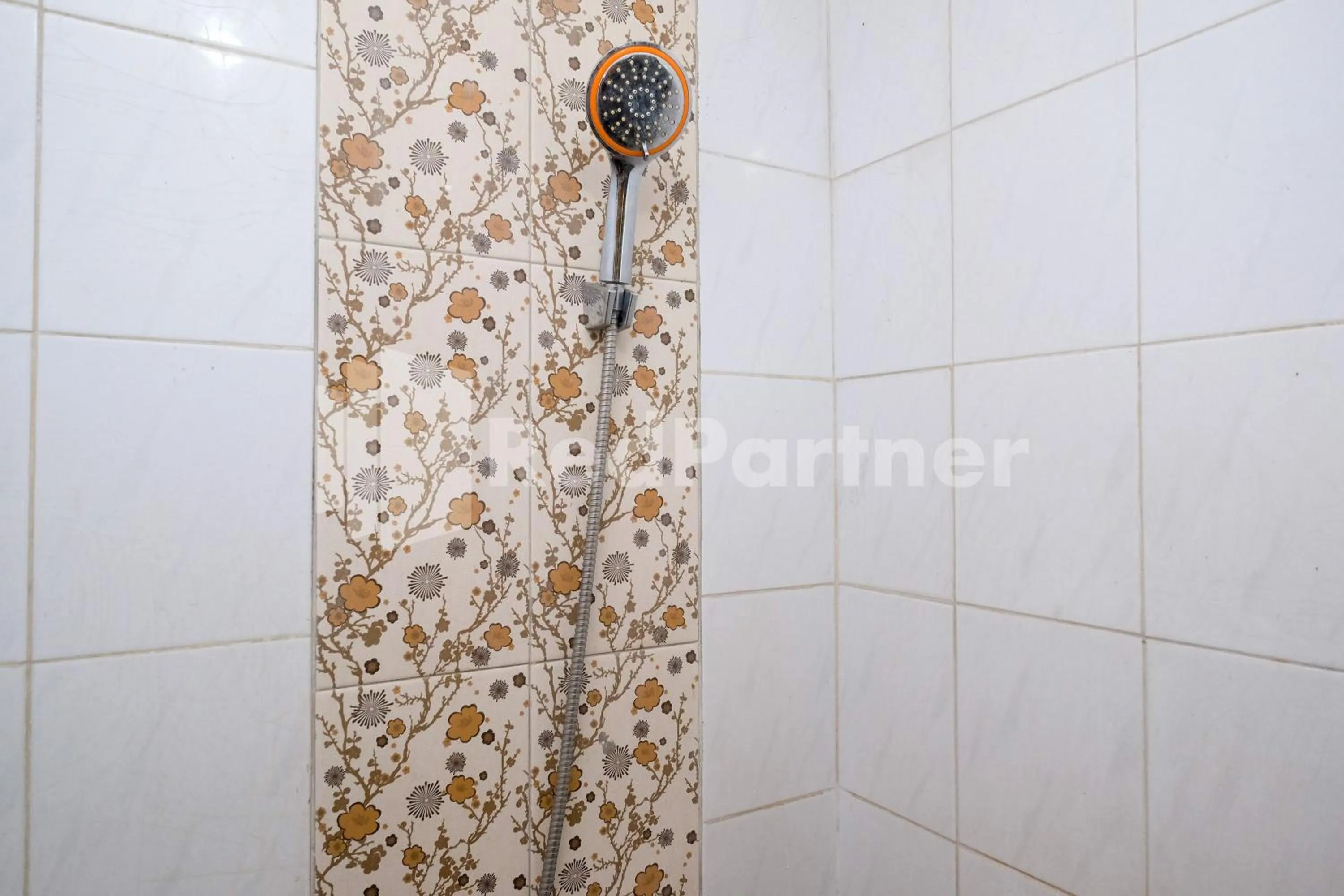 Shower in Hotel Limaran 1 Syariah Malioboro Mitra RedDoorz