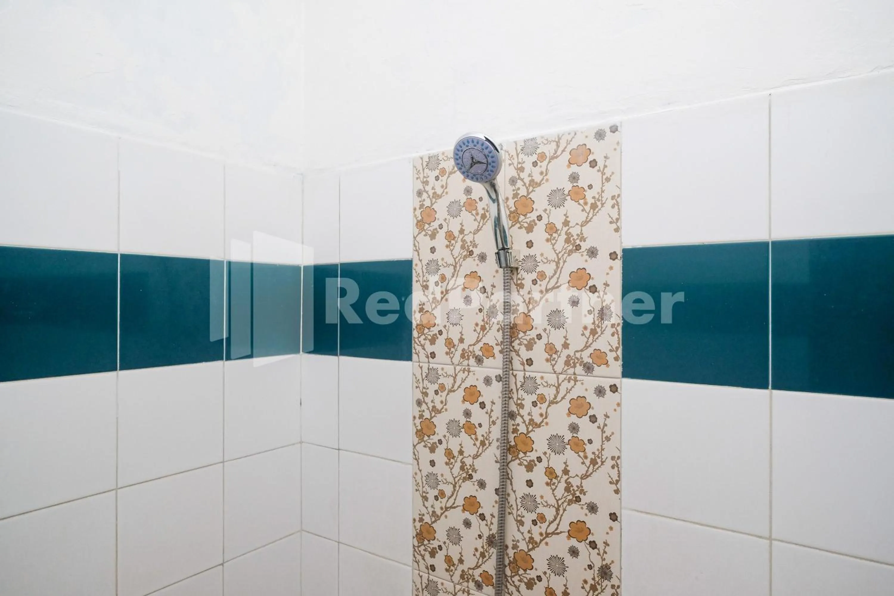 Shower in Hotel Limaran 1 Syariah Malioboro Mitra RedDoorz