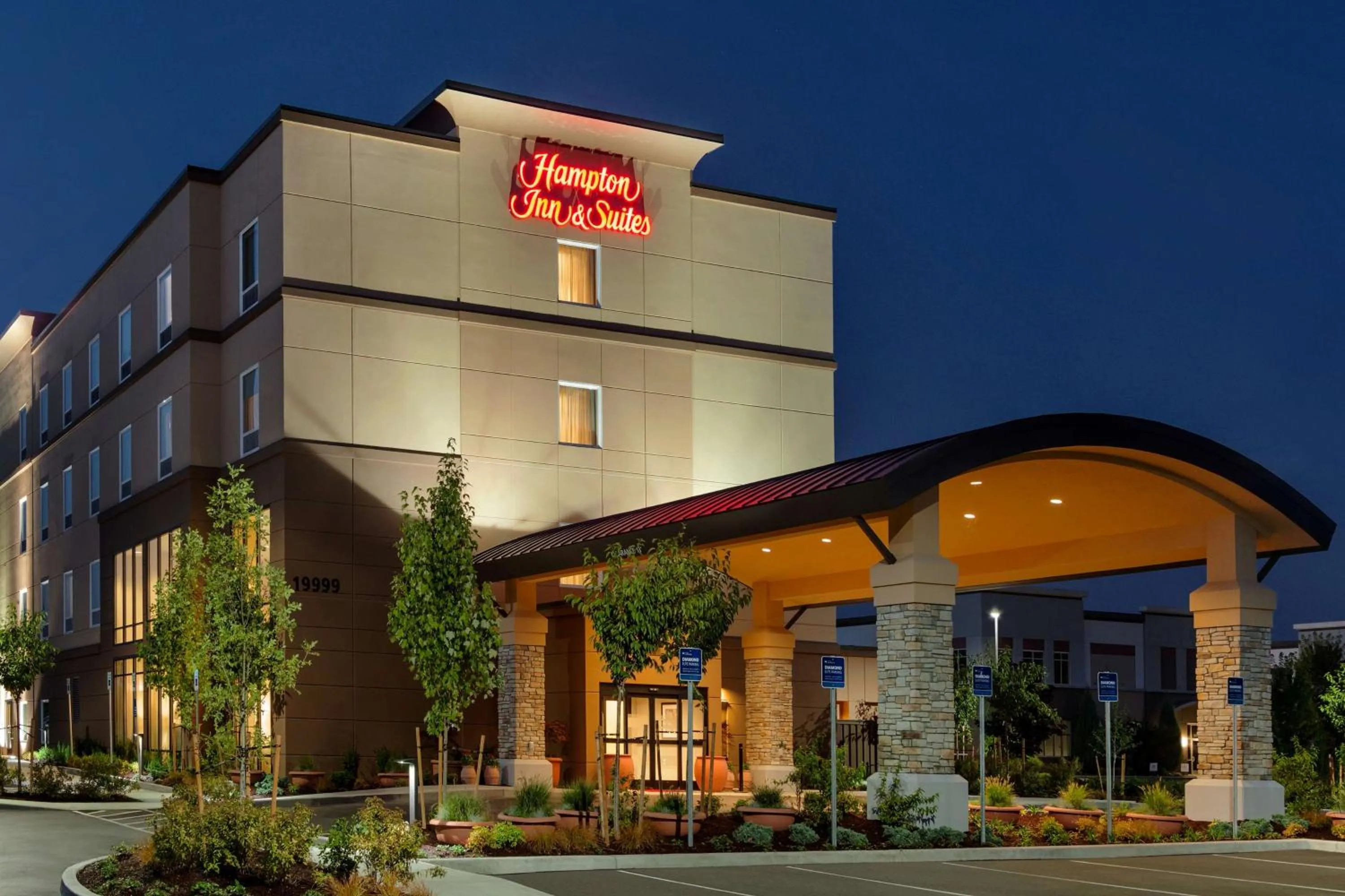 Property building in Hampton Inn & Suites Portland/Hillsboro-Evergreen Park