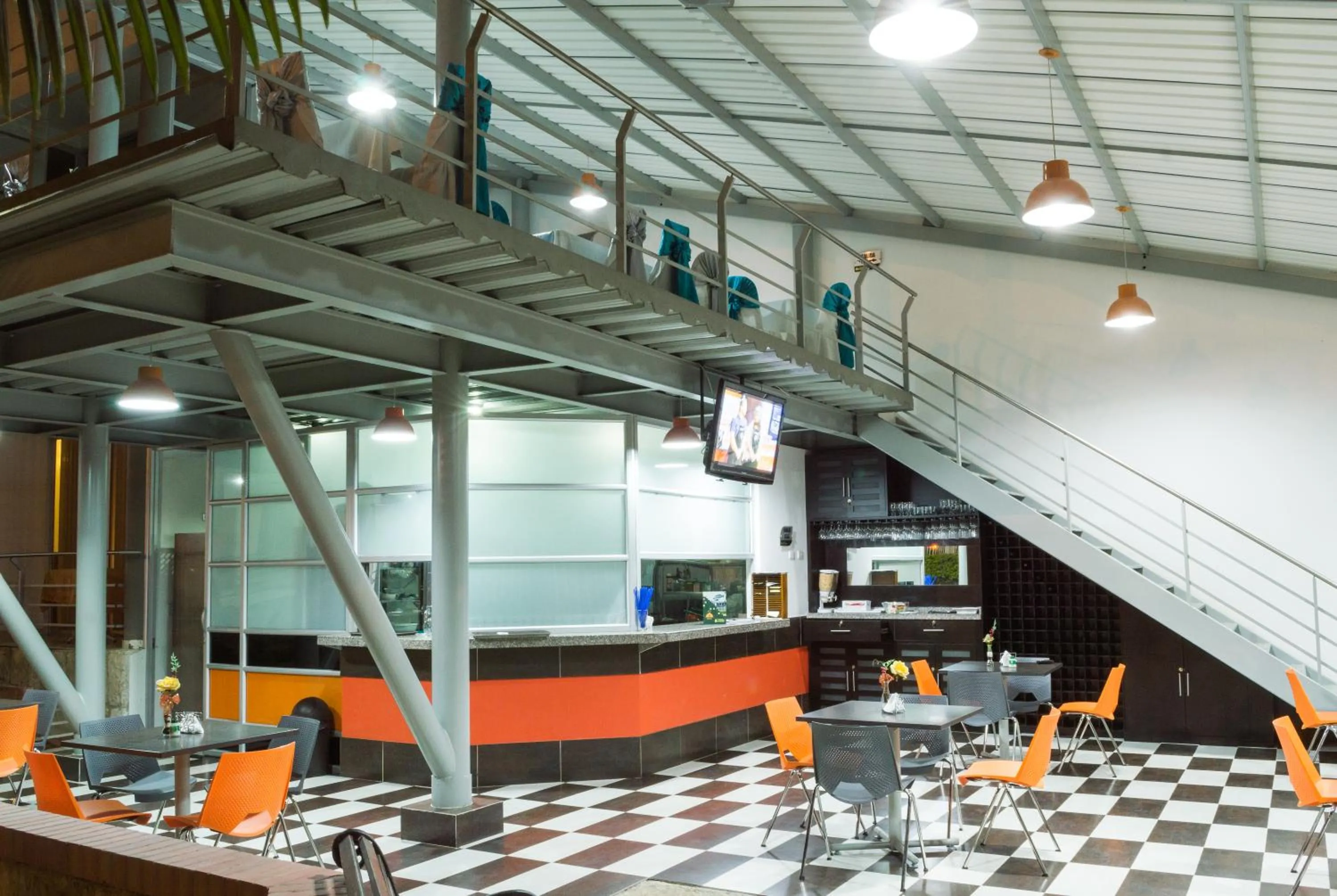 Restaurant/places to eat in Hotel Catama Inn