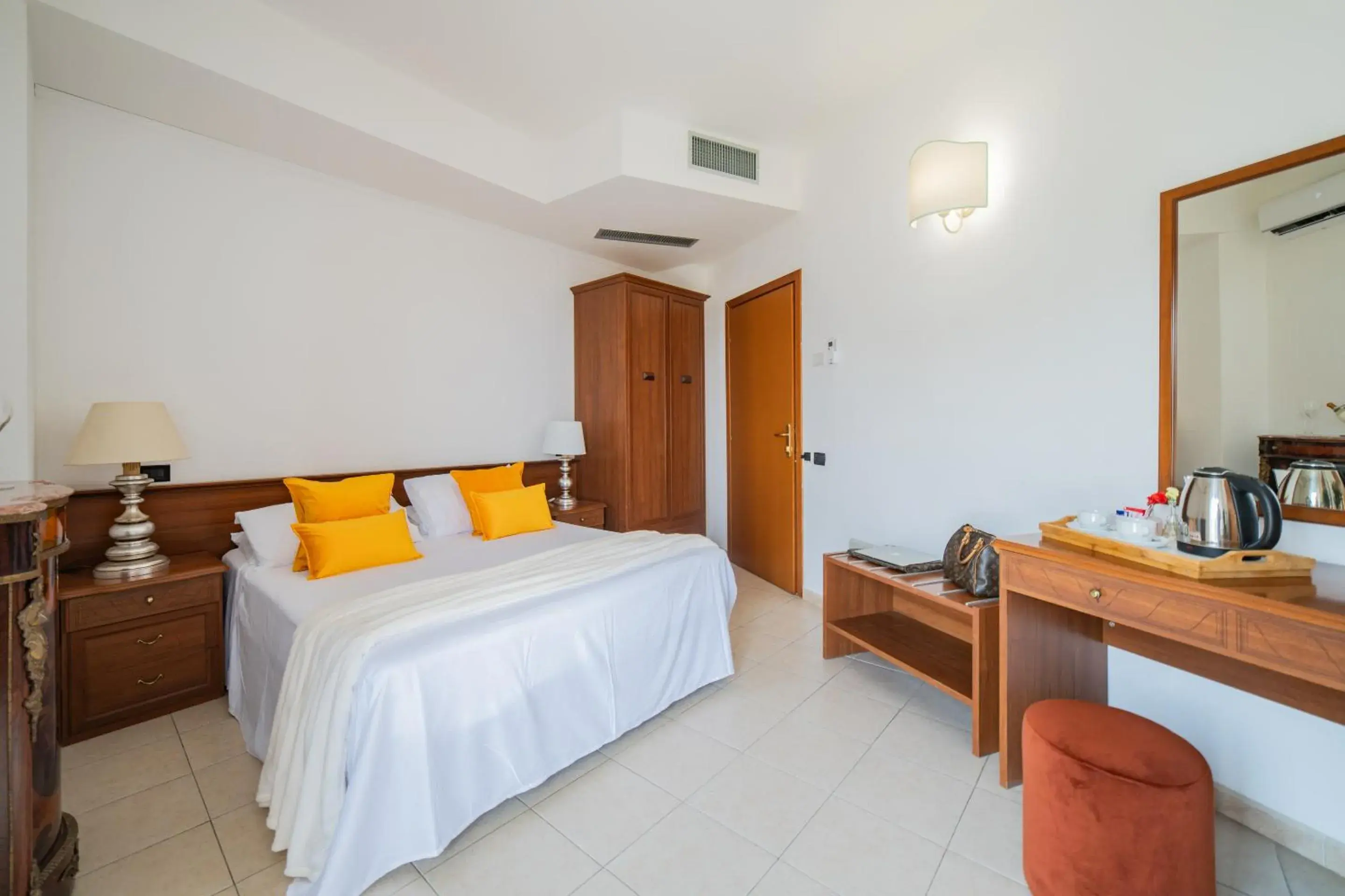 Twin Room with Shower - single occupancy in Casa Pertosa Twin Room with Shower - single occupancy in Casa Pertosa
