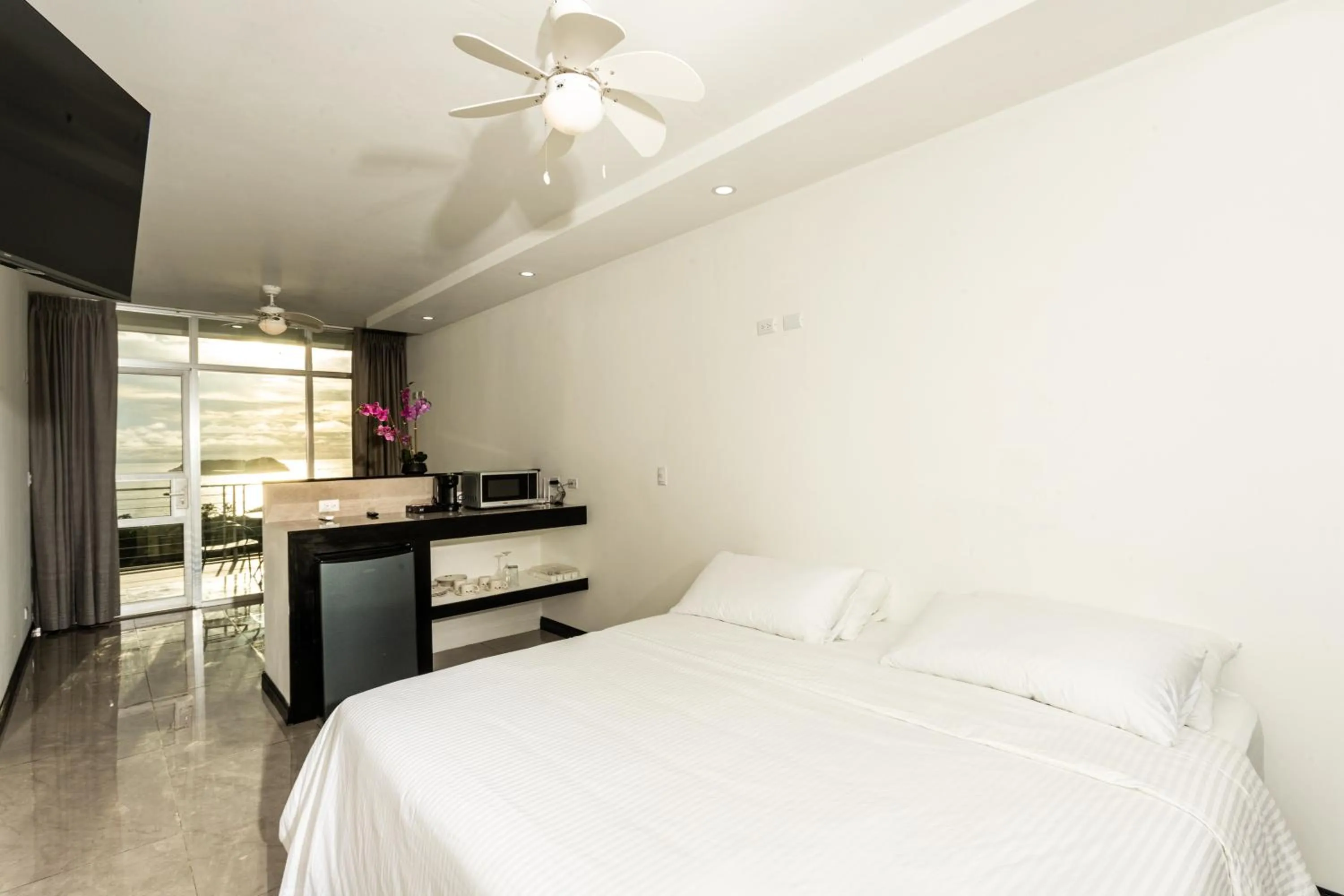 Bed in El Faro Containers Beach Hotel