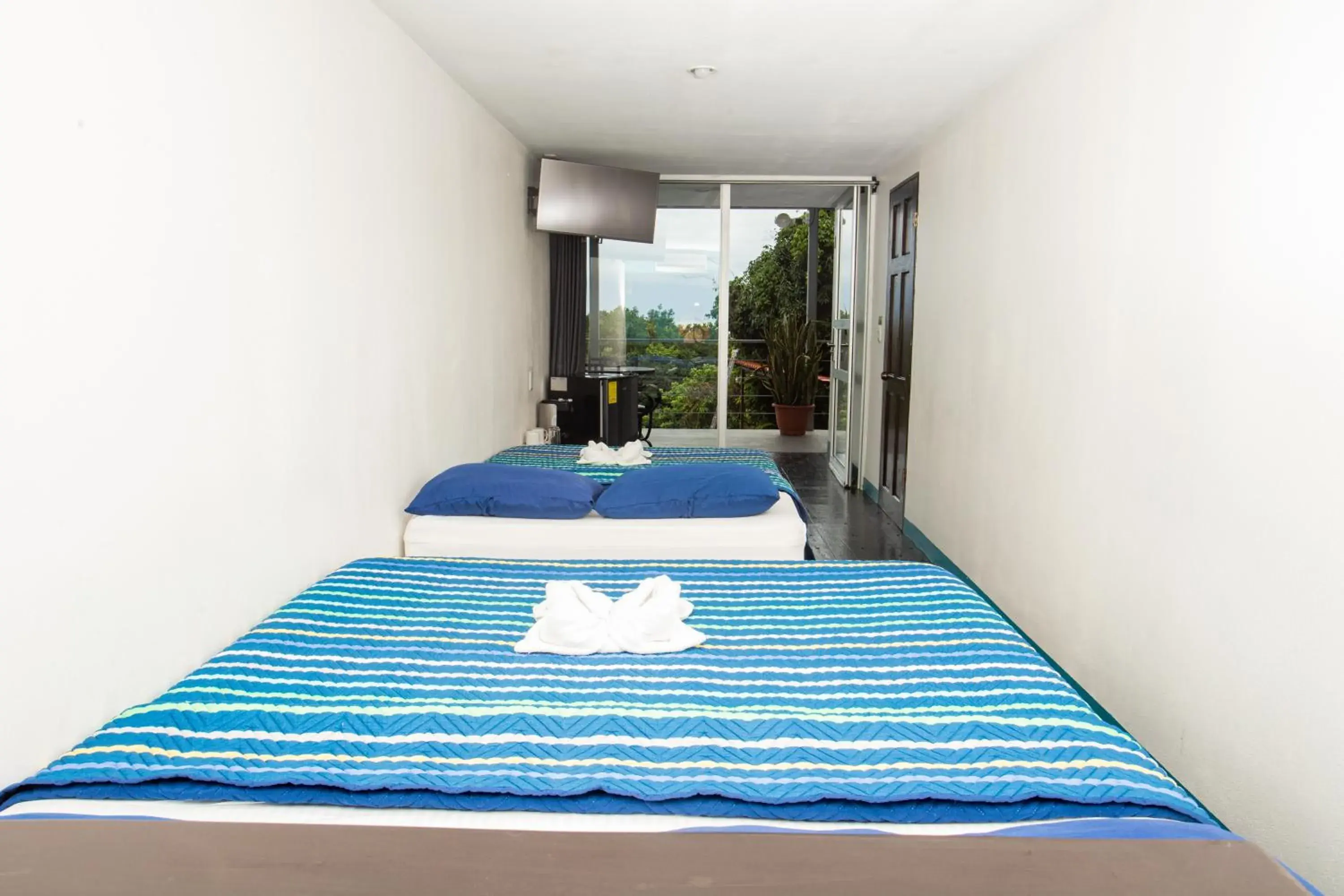 Standard Quadruple Room in El Faro Containers Beach Hotel Standard Quadruple Room in El Faro Containers Beach Hotel