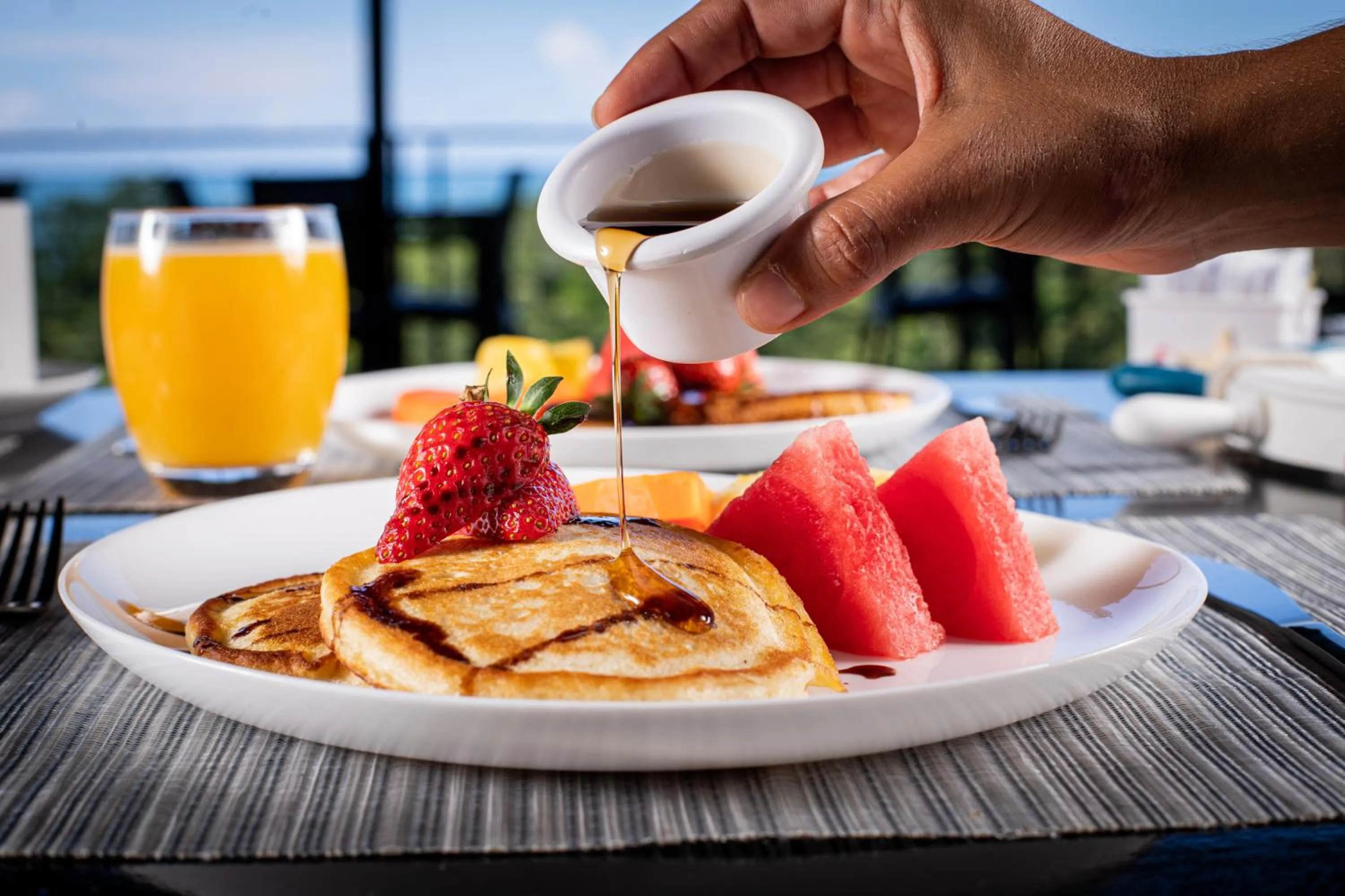 Restaurant/places to eat in El Faro Containers Beach Hotel