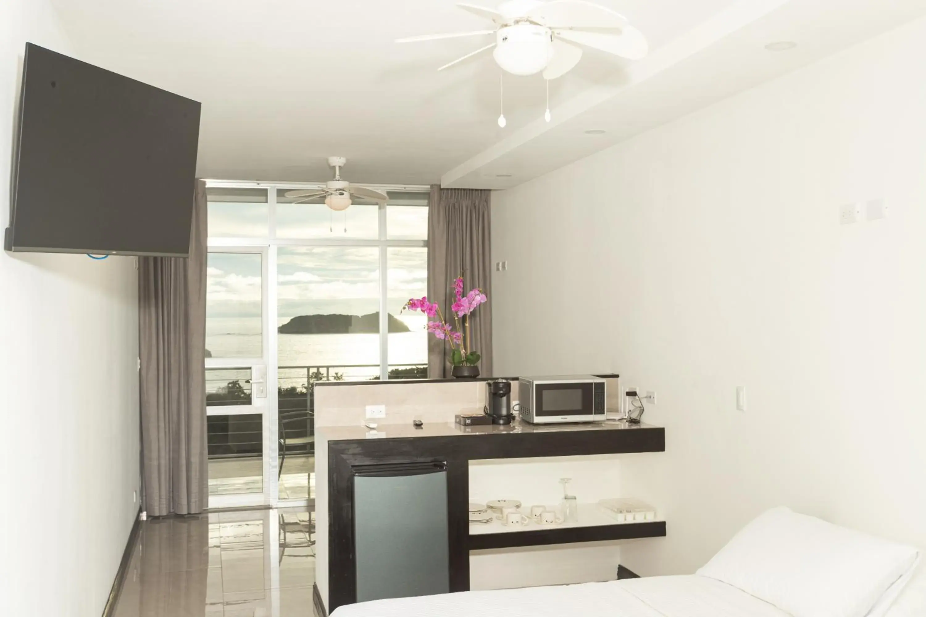 King Suite with Sea View in El Faro Containers Beach Hotel King Suite with Sea View in El Faro Containers Beach Hotel