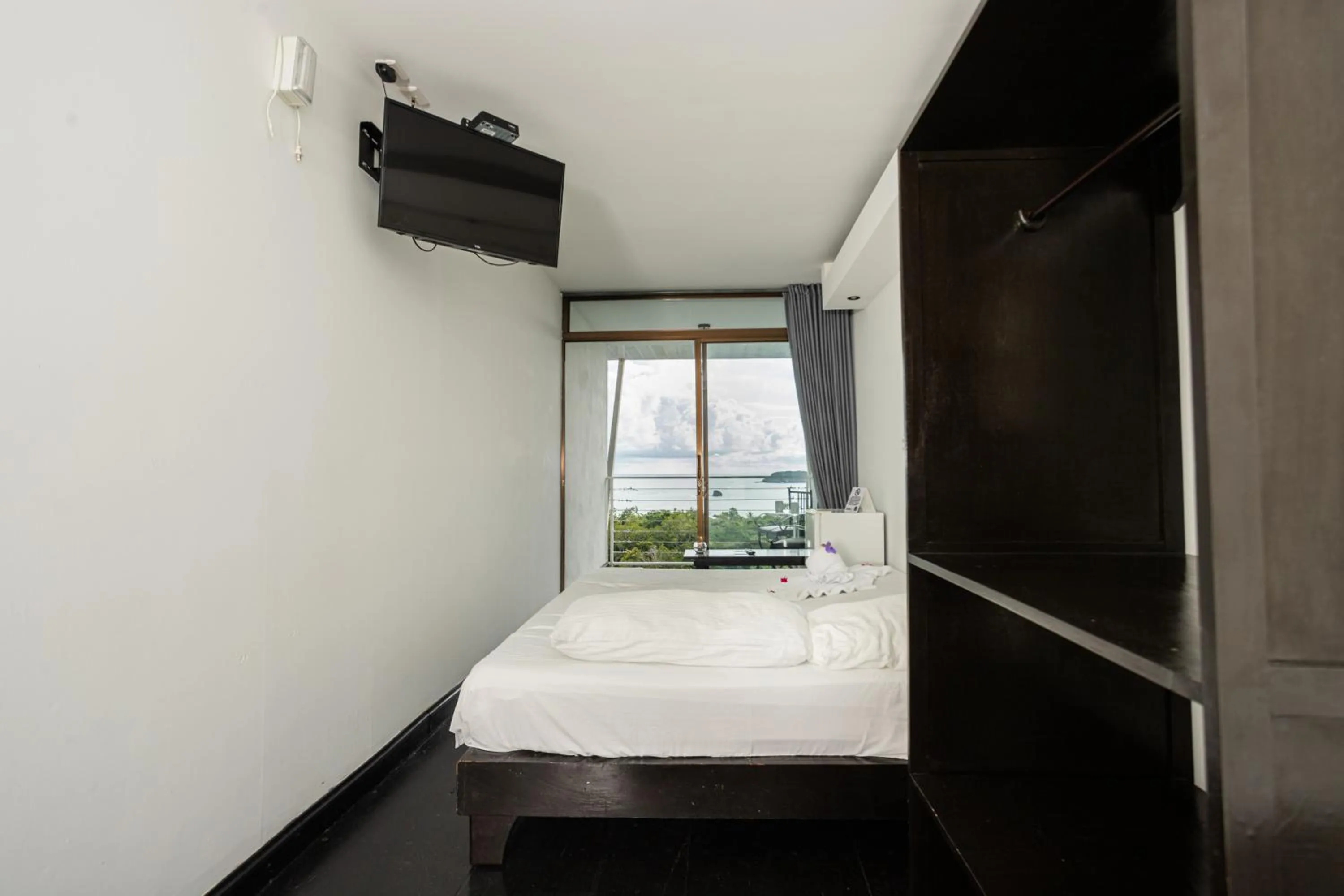 Bed in El Faro Containers Beach Hotel