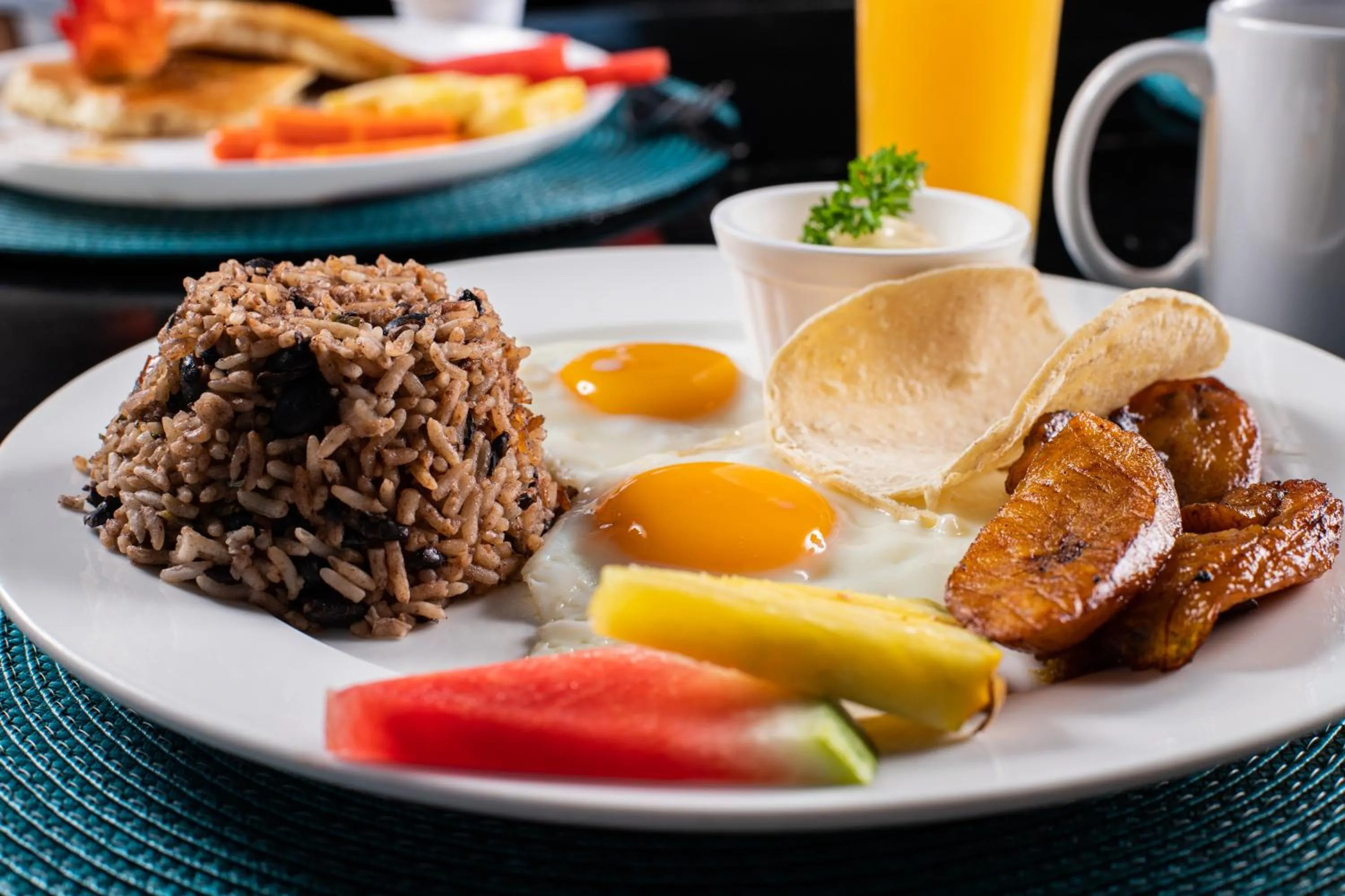 Restaurant/places to eat in El Faro Containers Beach Hotel