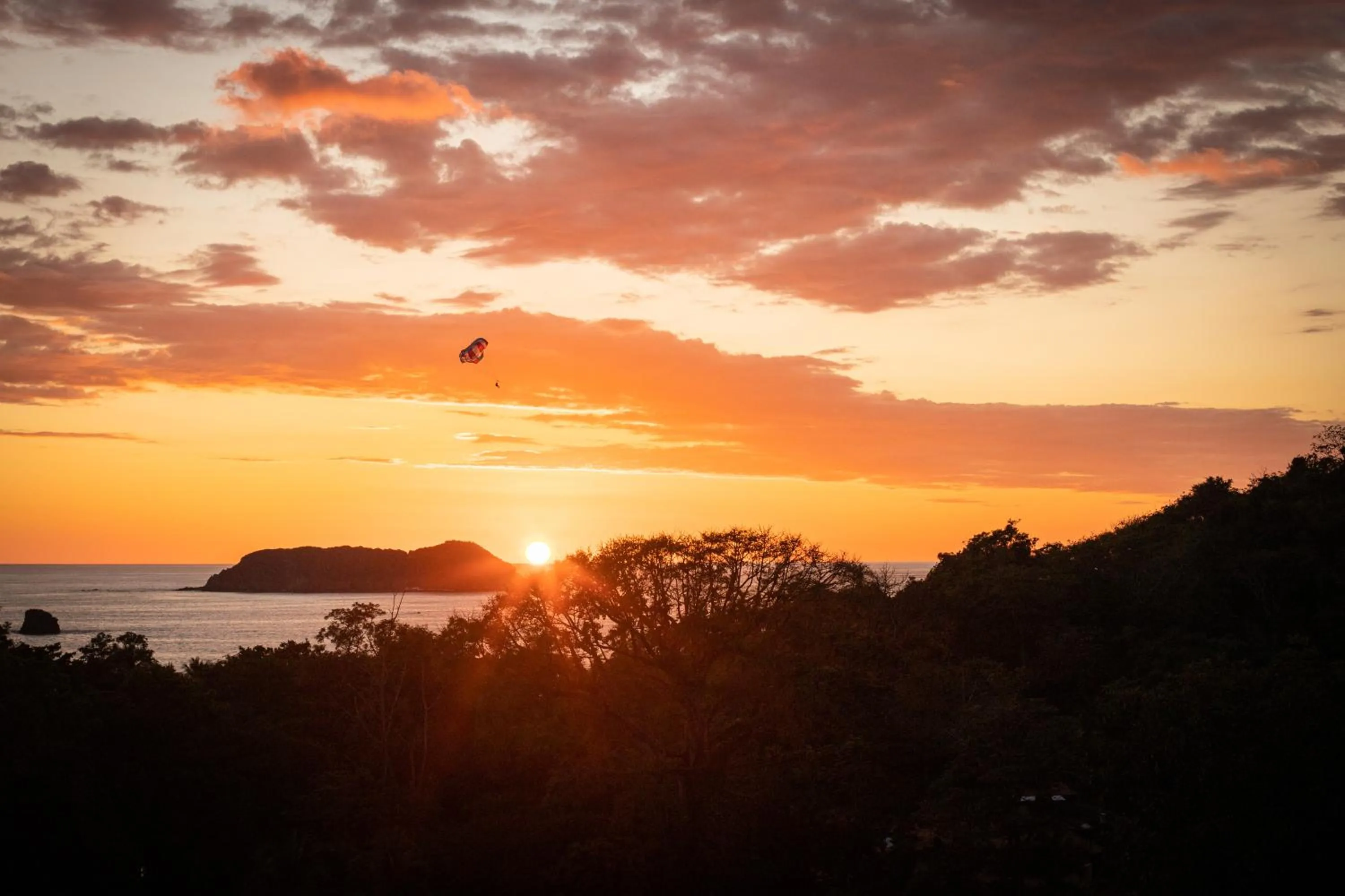 Restaurant/places to eat in El Faro Containers Beach Hotel