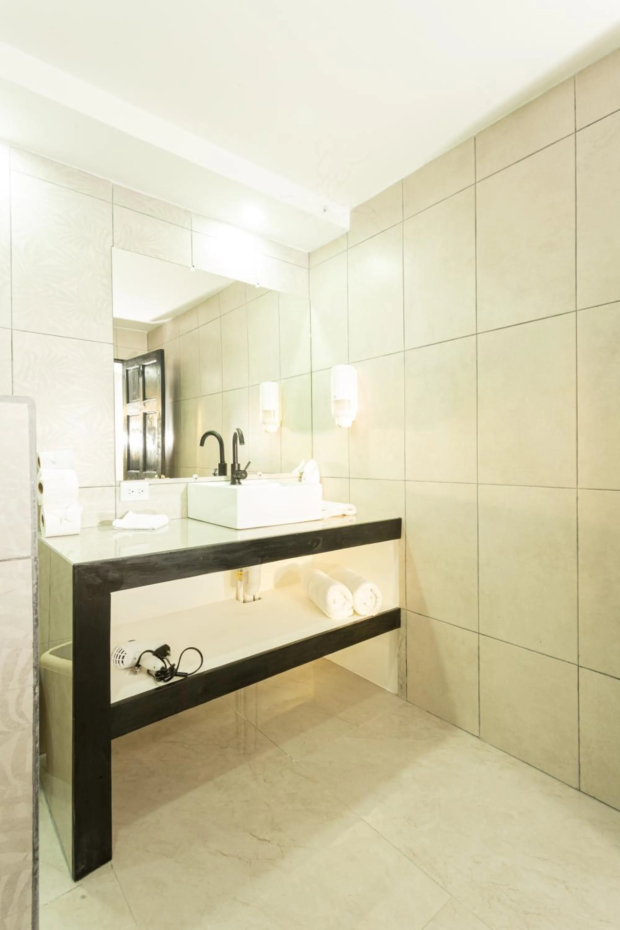 Bathroom, Bed in El Faro Containers Beach Hotel