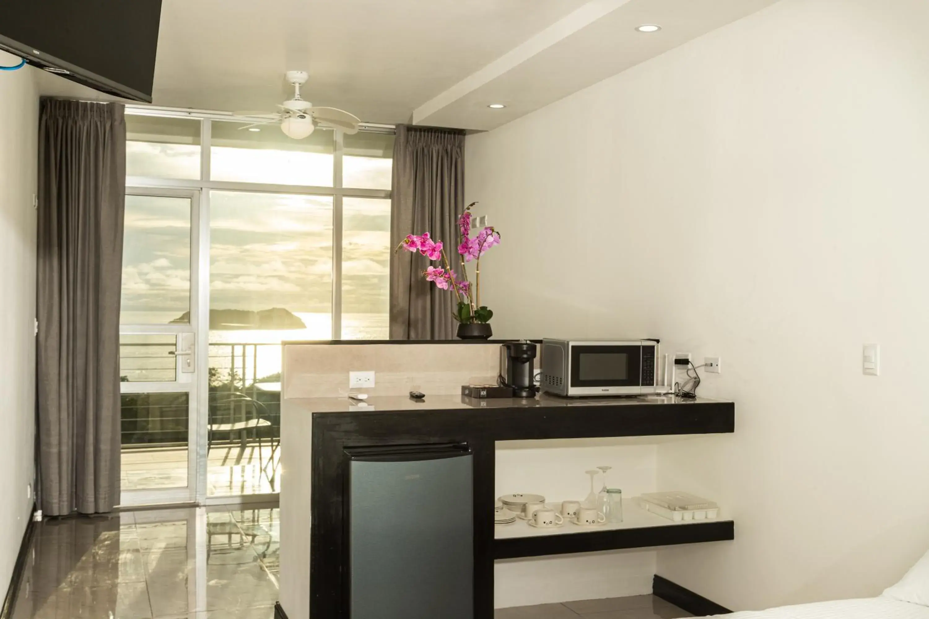 Photo of the whole room in El Faro Containers Beach Hotel Photo of the whole room in El Faro Containers Beach Hotel