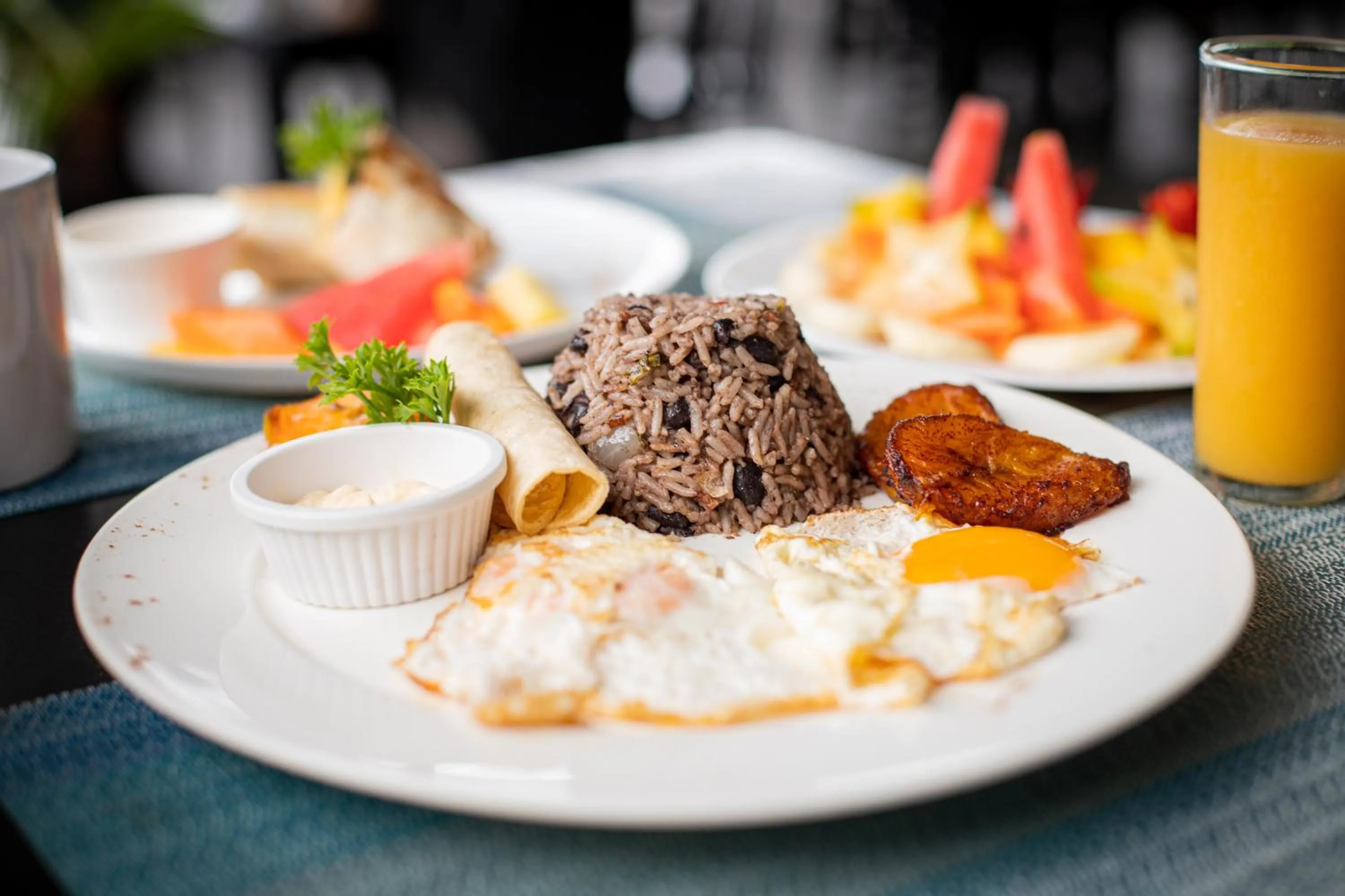 Restaurant/places to eat in El Faro Containers Beach Hotel