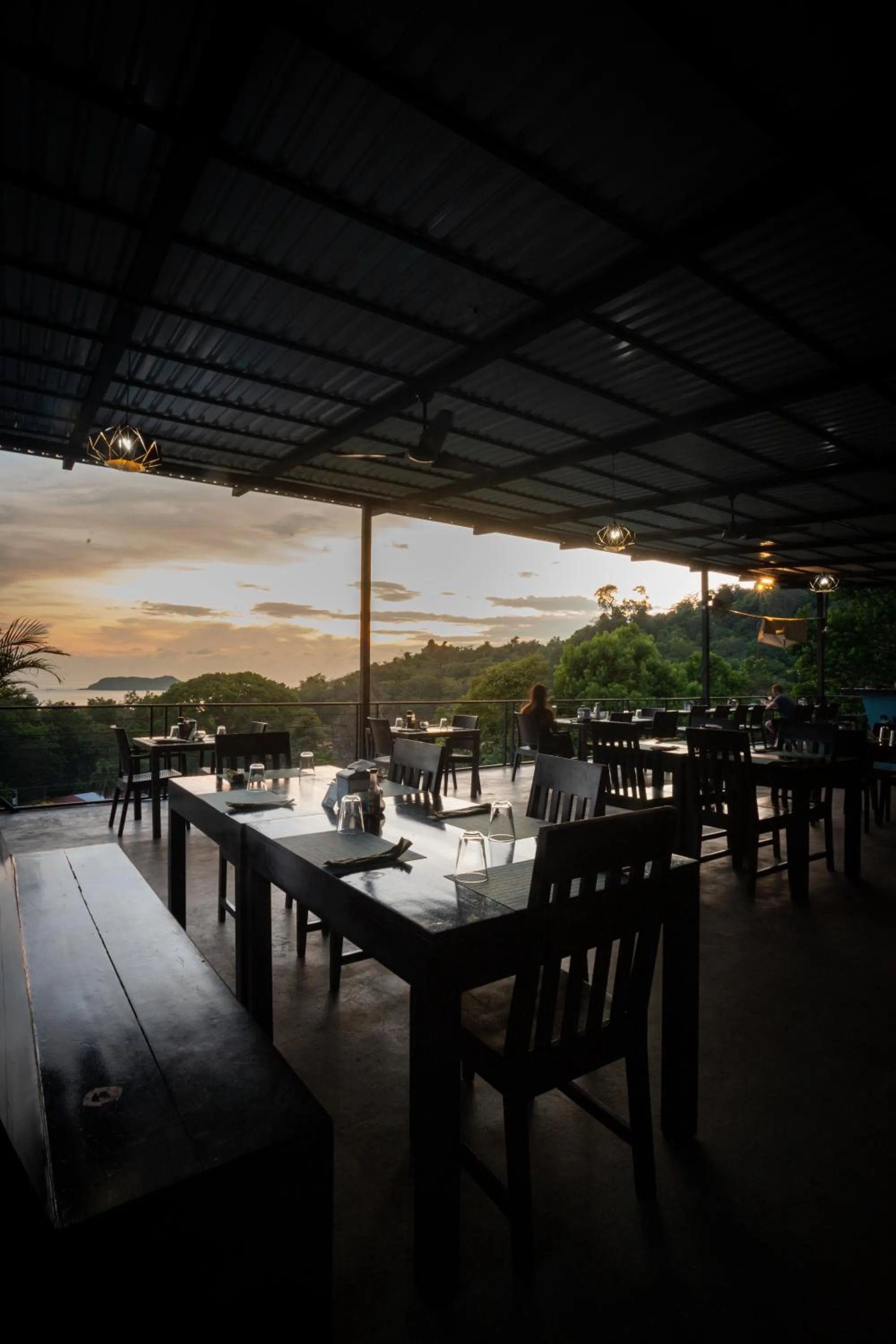 Restaurant/places to eat in El Faro Containers Beach Hotel