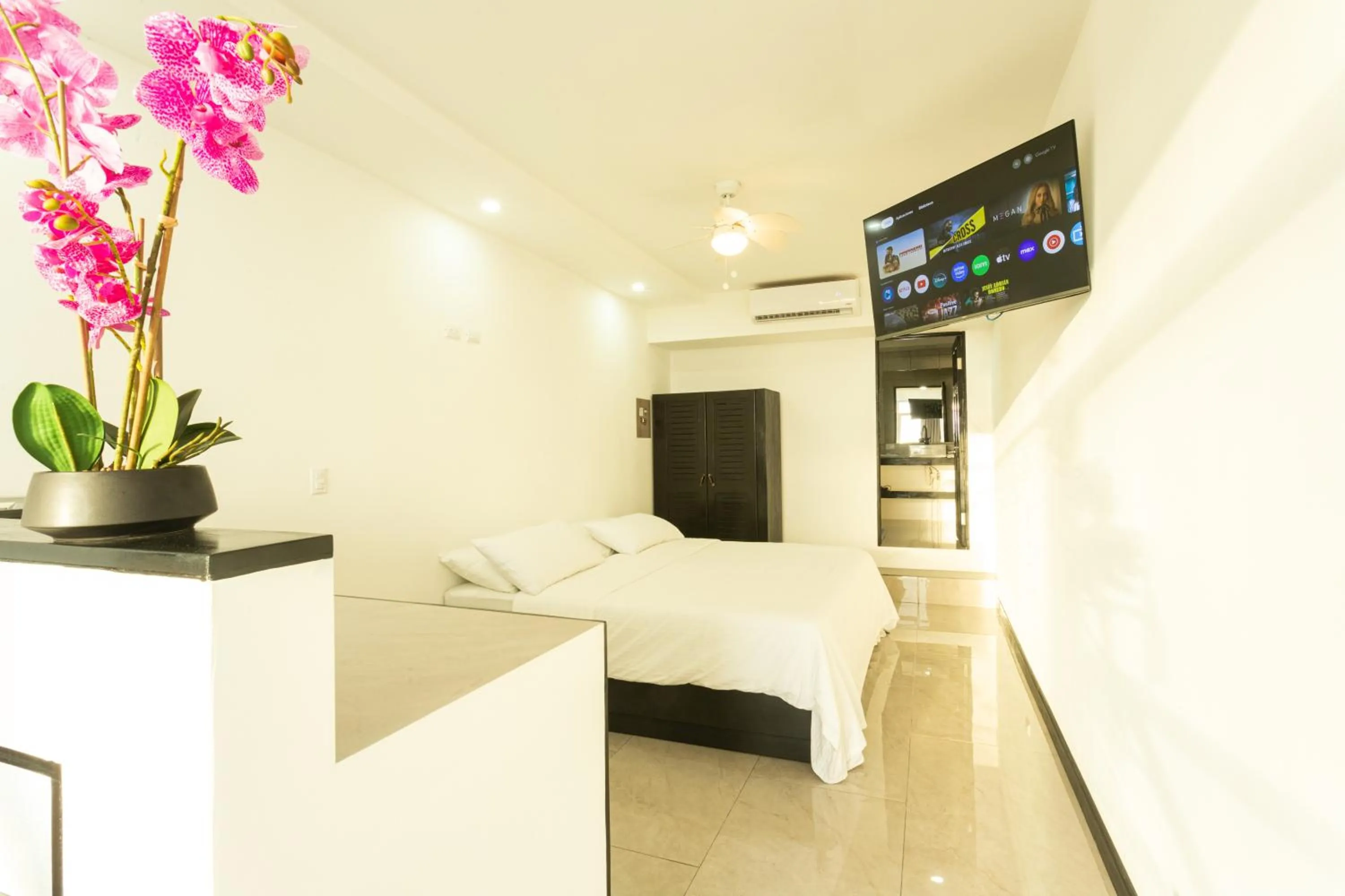 Bed in El Faro Containers Beach Hotel