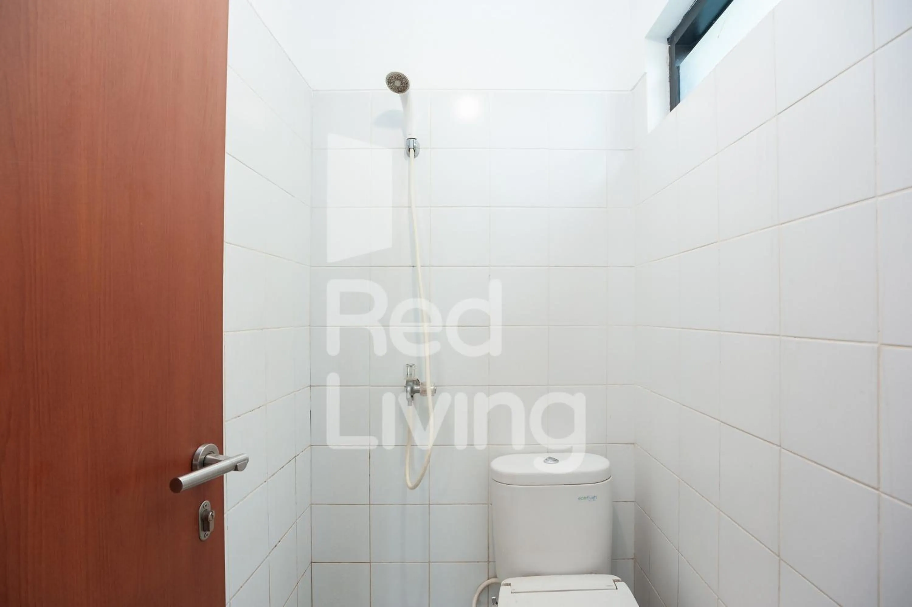 Bathroom in RedLiving Apartemen RQ at Ecohome Citra Raya