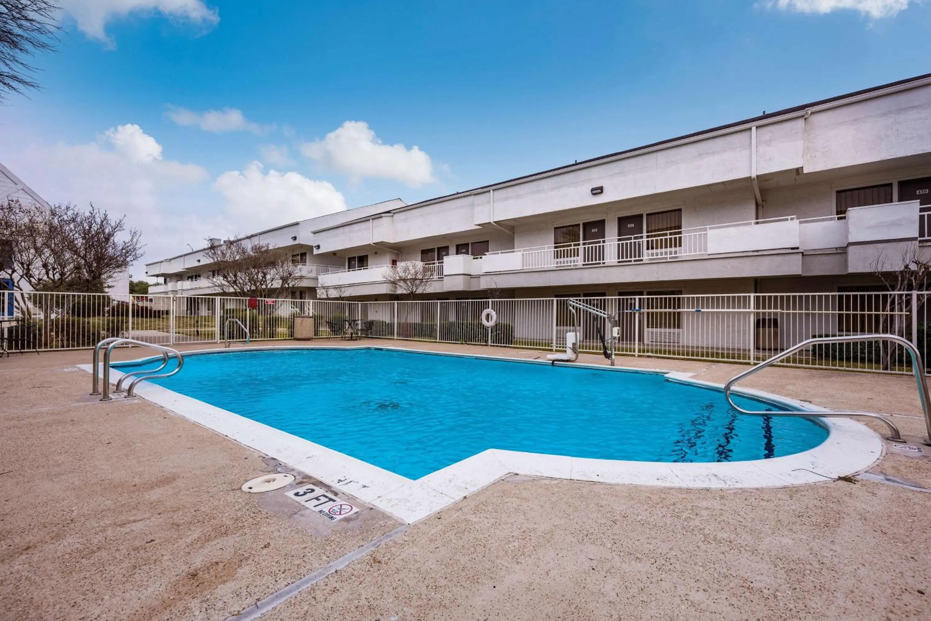 Swimming pool in Motel 6-Irving, TX - Irving DFW Airport East