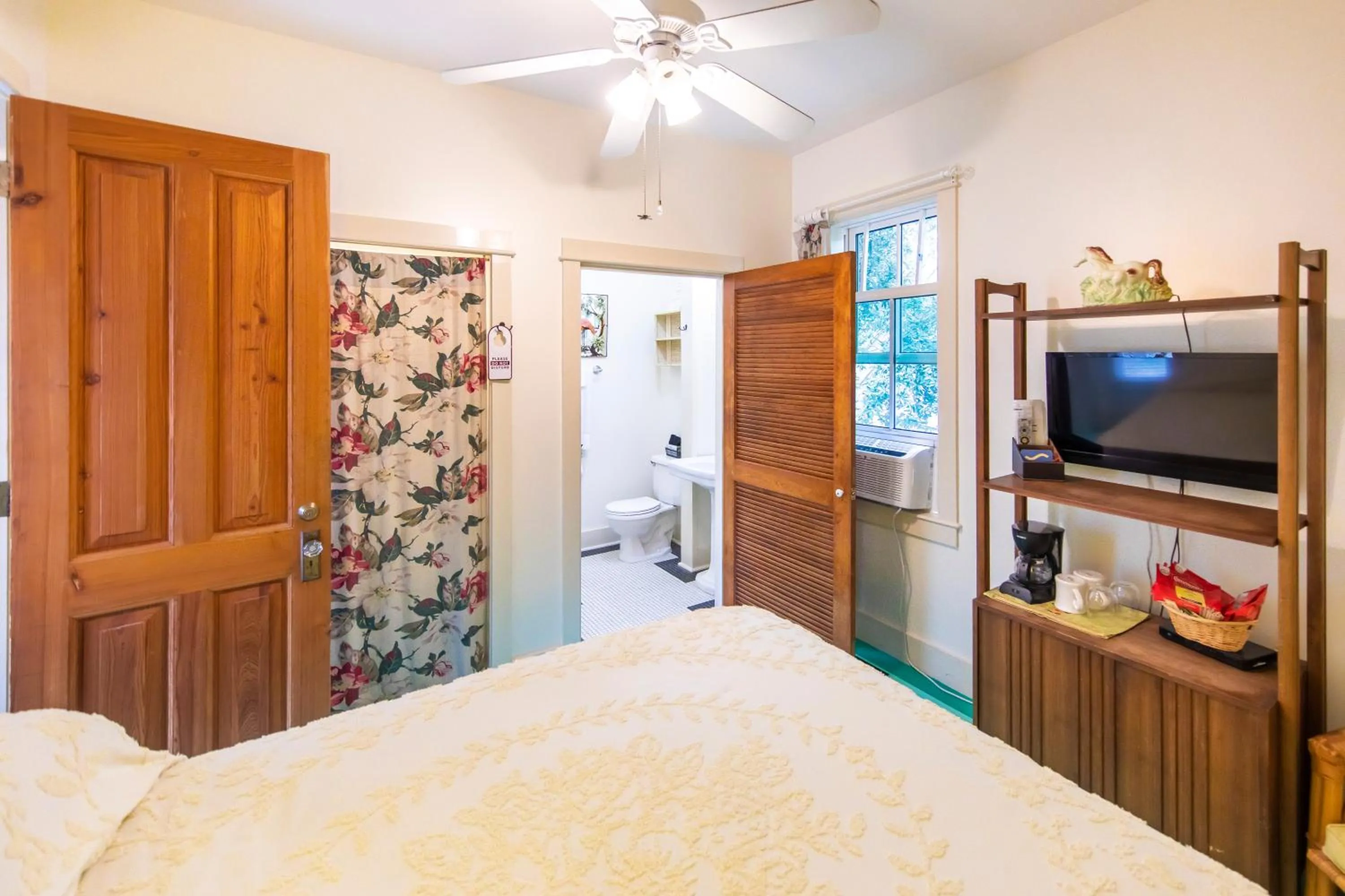 Bedroom, Bed in Hibiscus Coffee & Guesthouse