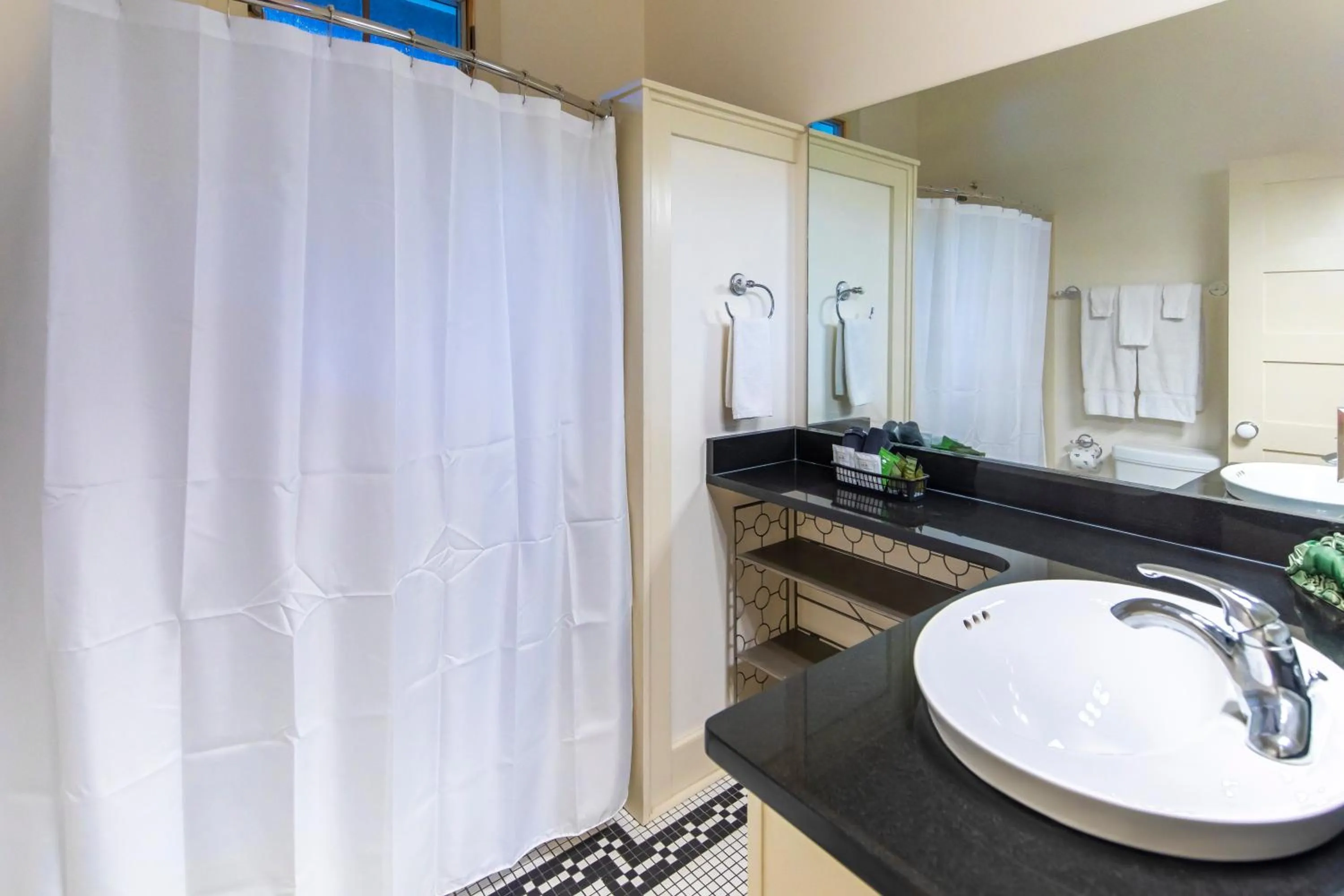 Bathroom in Hibiscus Coffee & Guesthouse