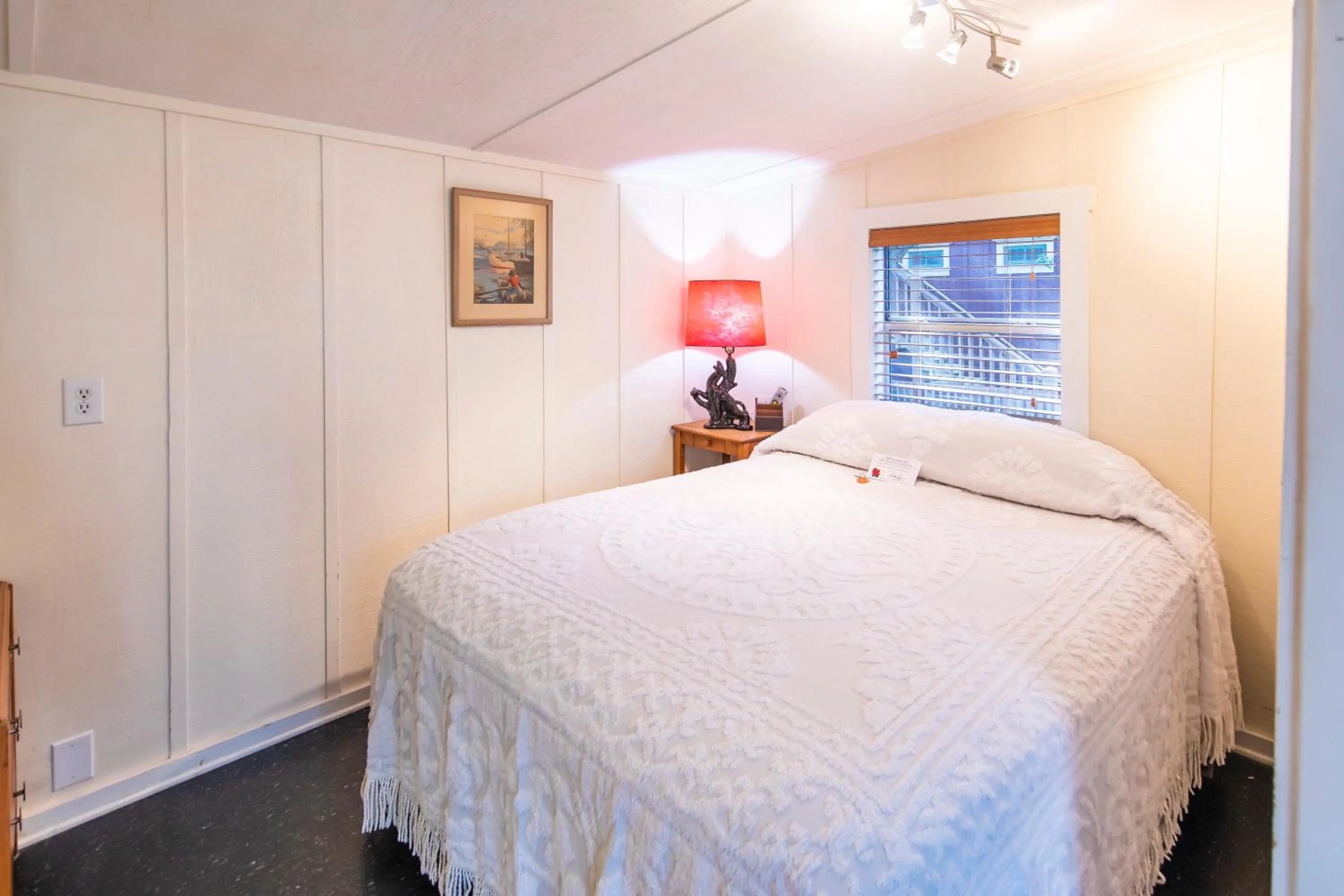 Bed in Hibiscus Coffee & Guesthouse