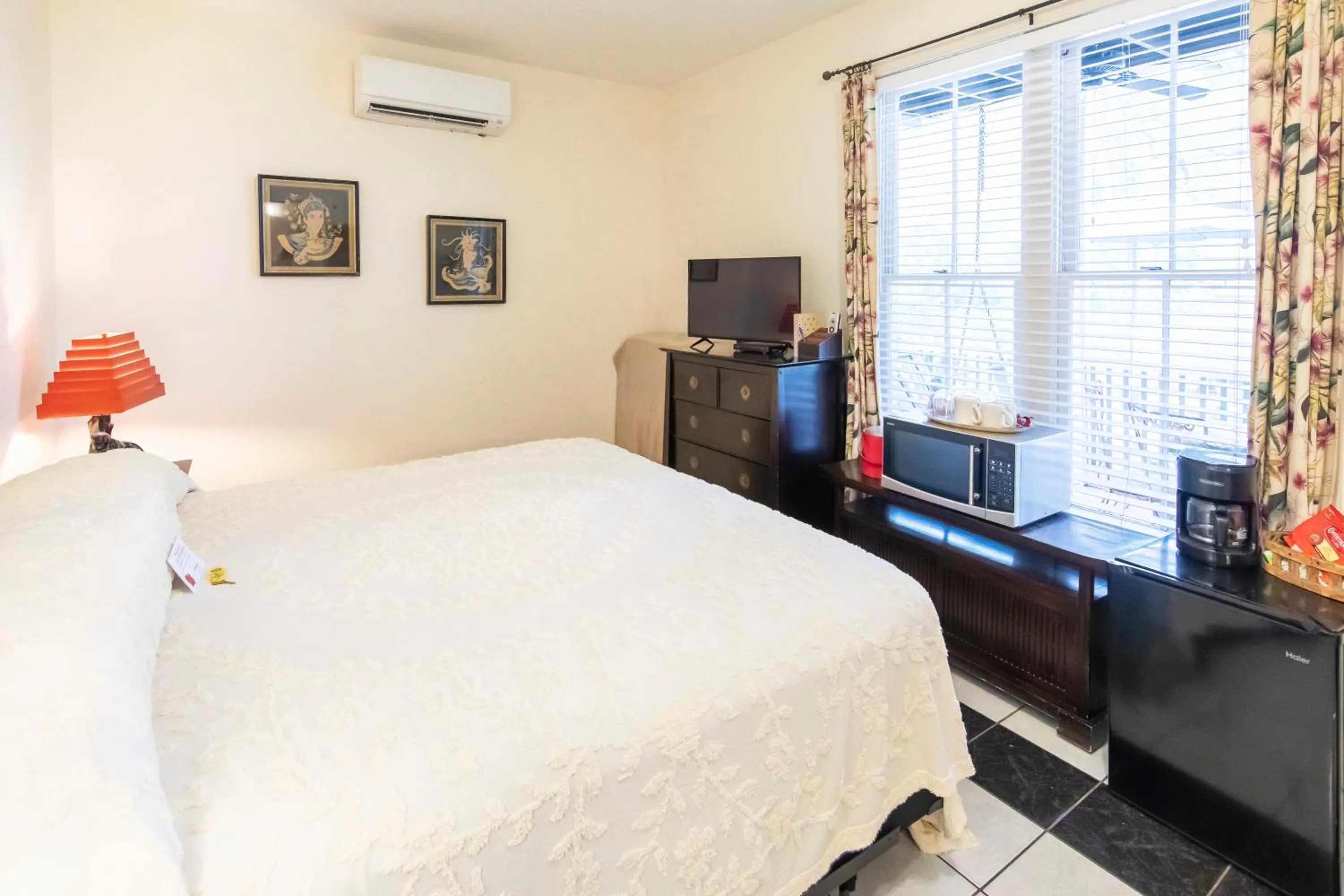 Bedroom, Bed in Hibiscus Coffee & Guesthouse