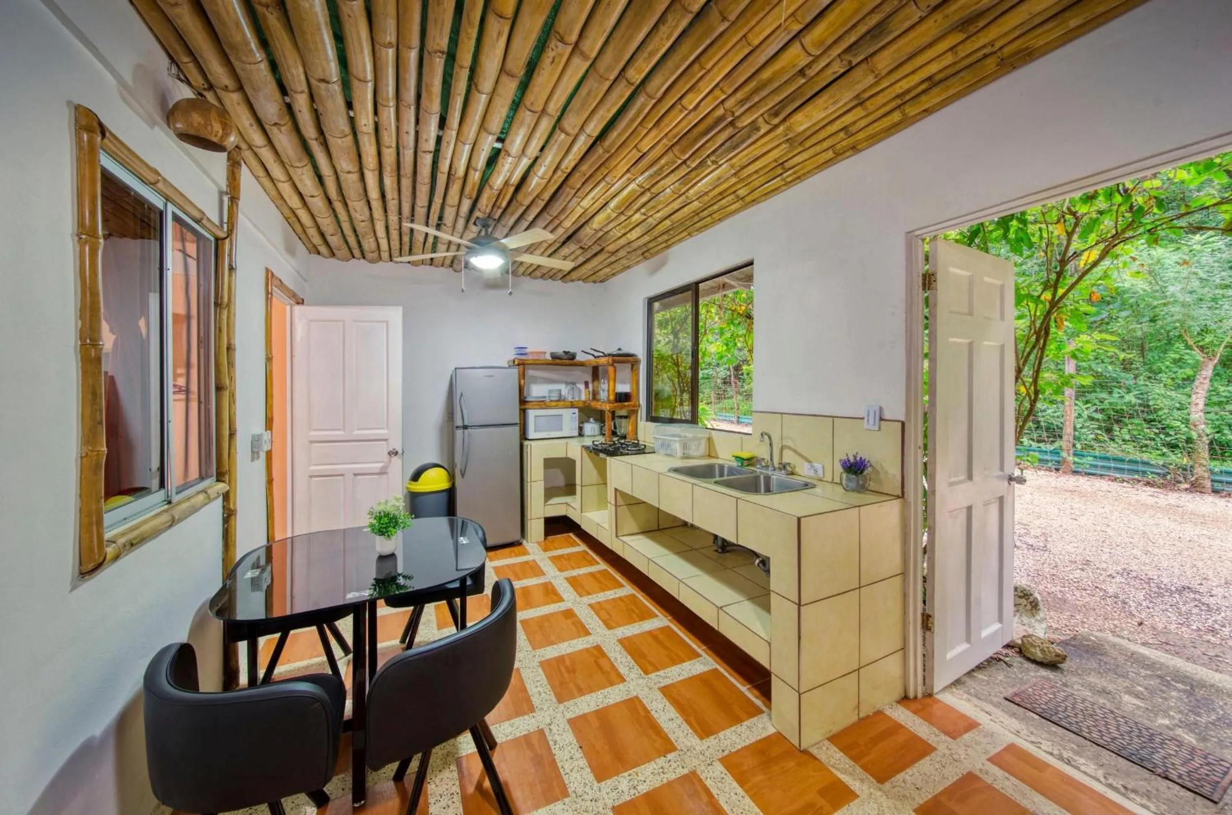 Jungles Edge Hotel, Jiu Jitsu, Muay Thai Retreat Center