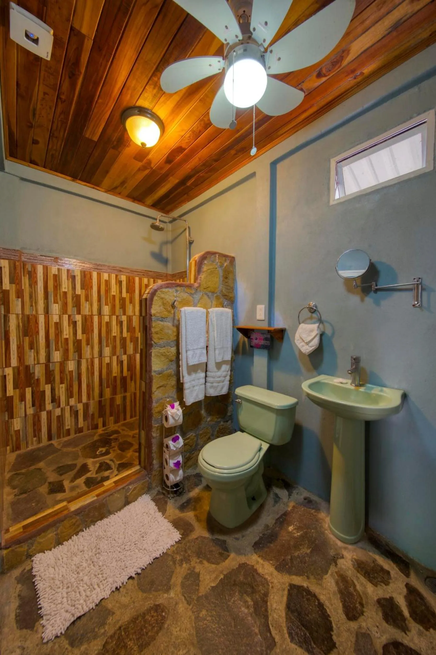 Bathroom in Jungles Edge Hotel, Jiu Jitsu, Muay Thai Retreat Center