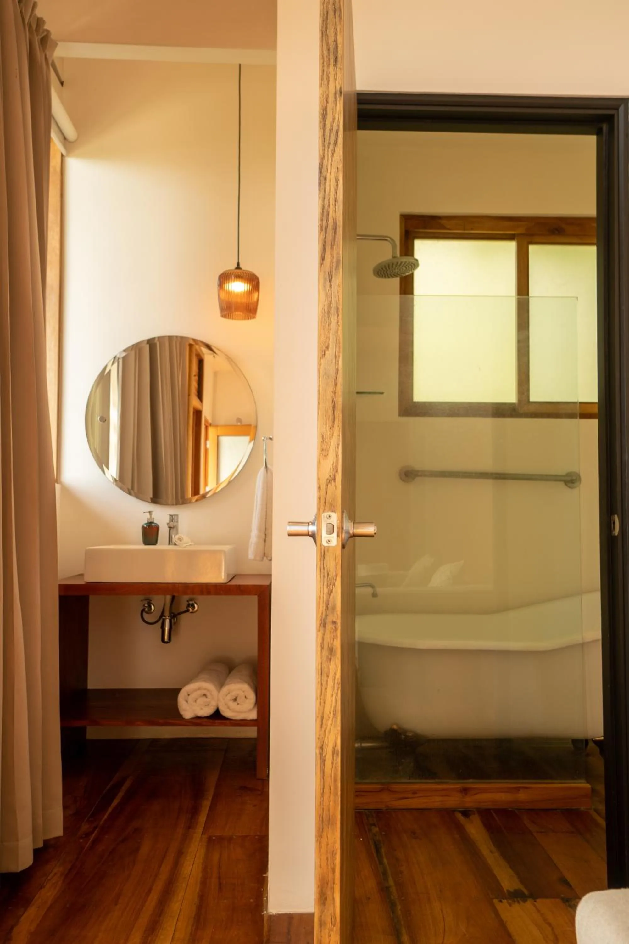 Shower, Bed in Outsite Santa Teresa Maramar
