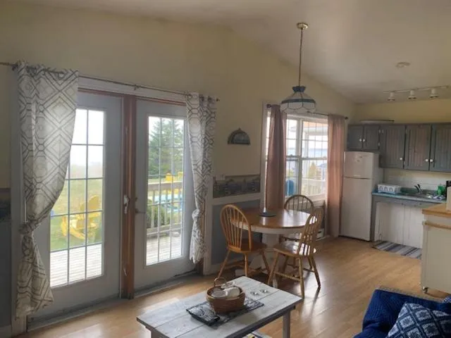 Kitchen or kitchenette in Whispering Waves Cottages