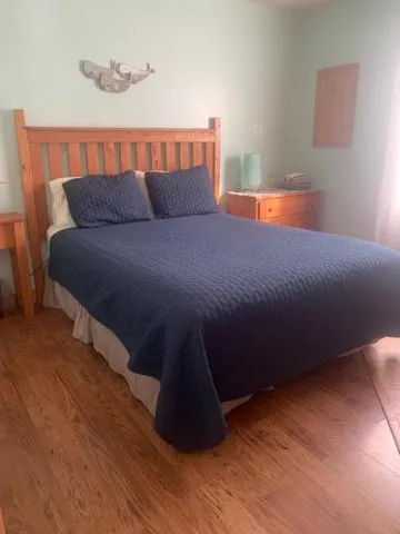 Bedroom, Bed in Whispering Waves Cottages