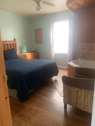 Bedroom, Bed in Whispering Waves Cottages