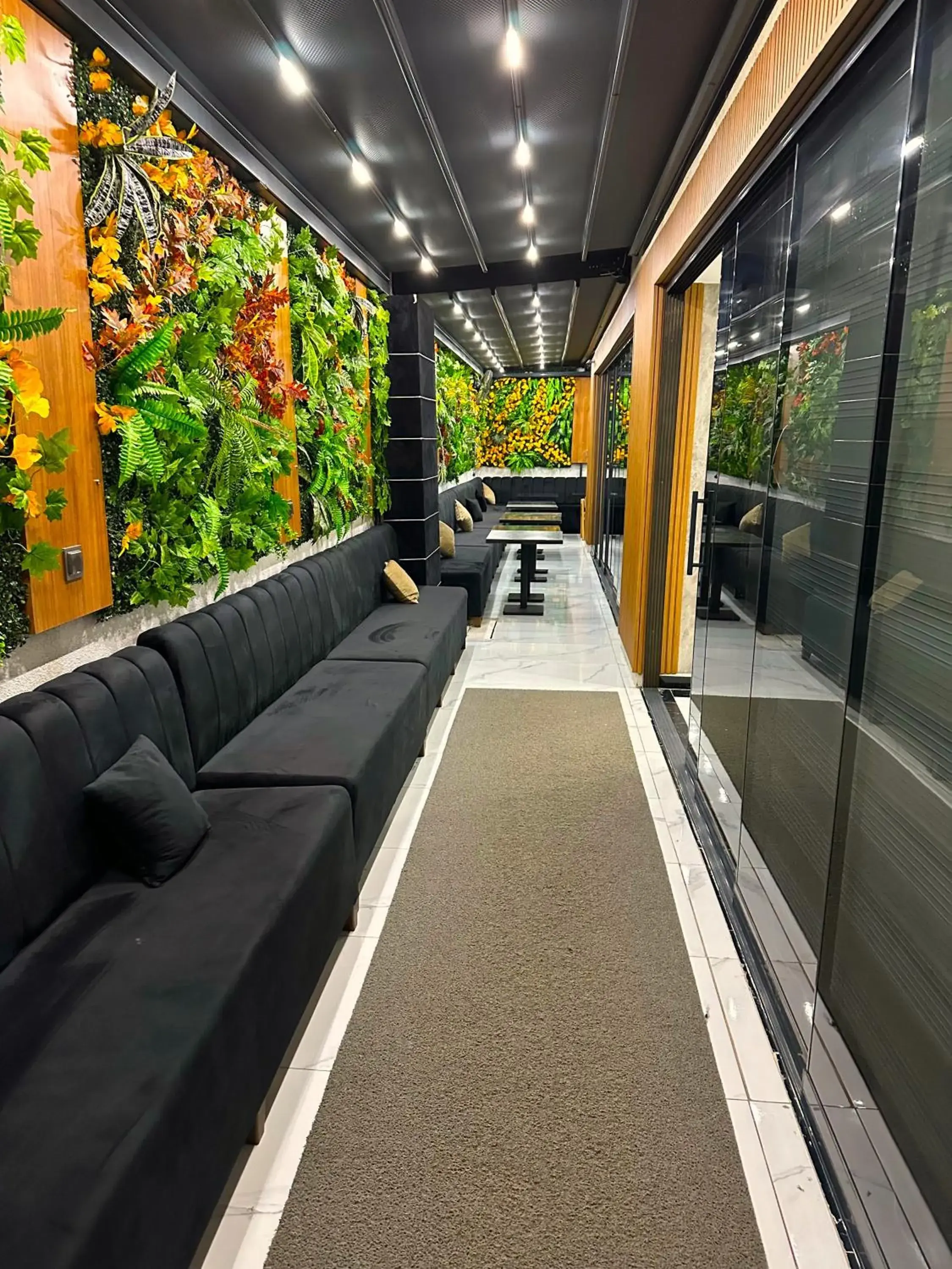 Restaurant/places to eat in Mays Royal Hotel Restaurant/places to eat in Mays Royal Hotel