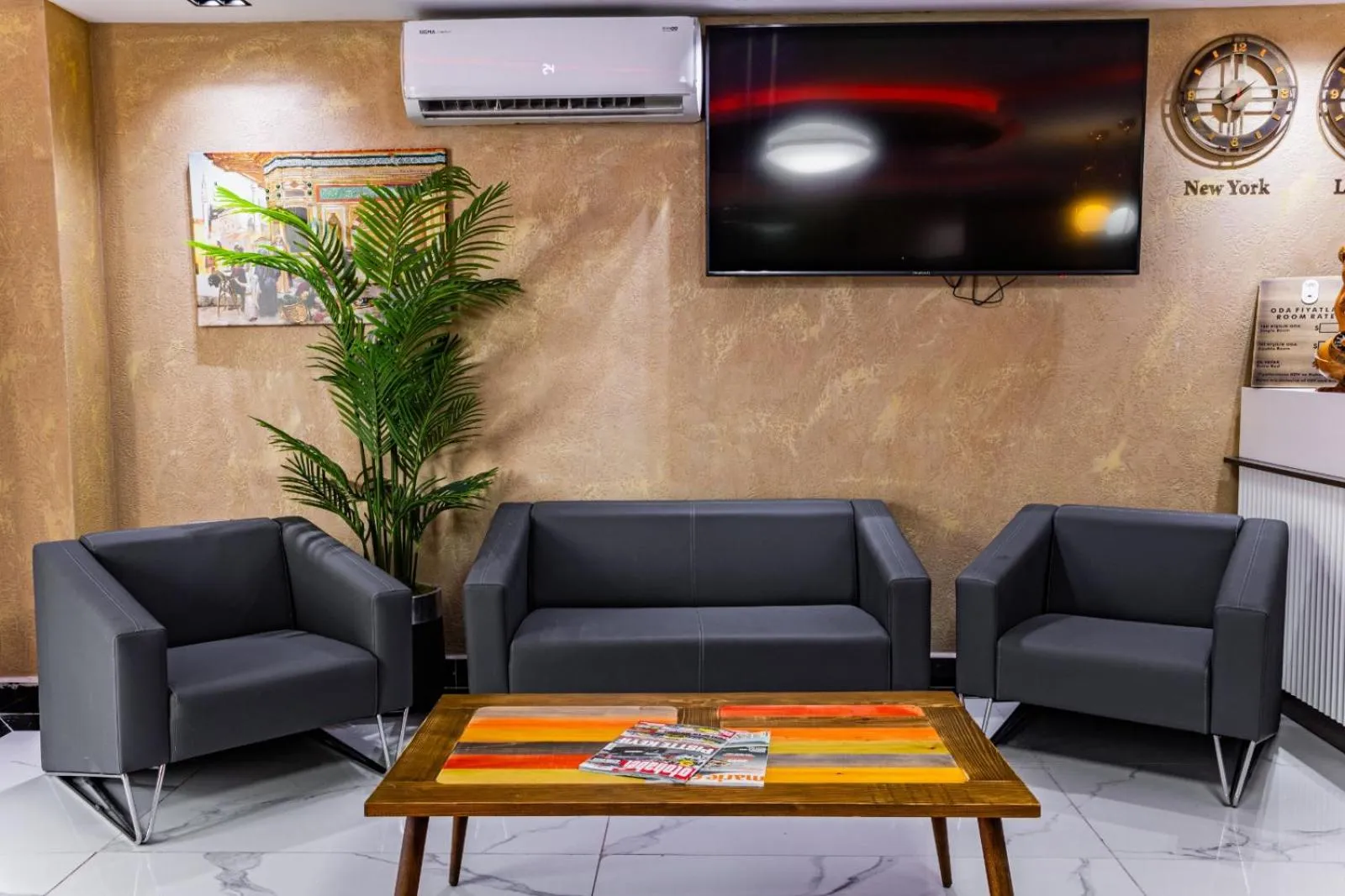 Communal lounge/ TV room in Mays Royal Hotel