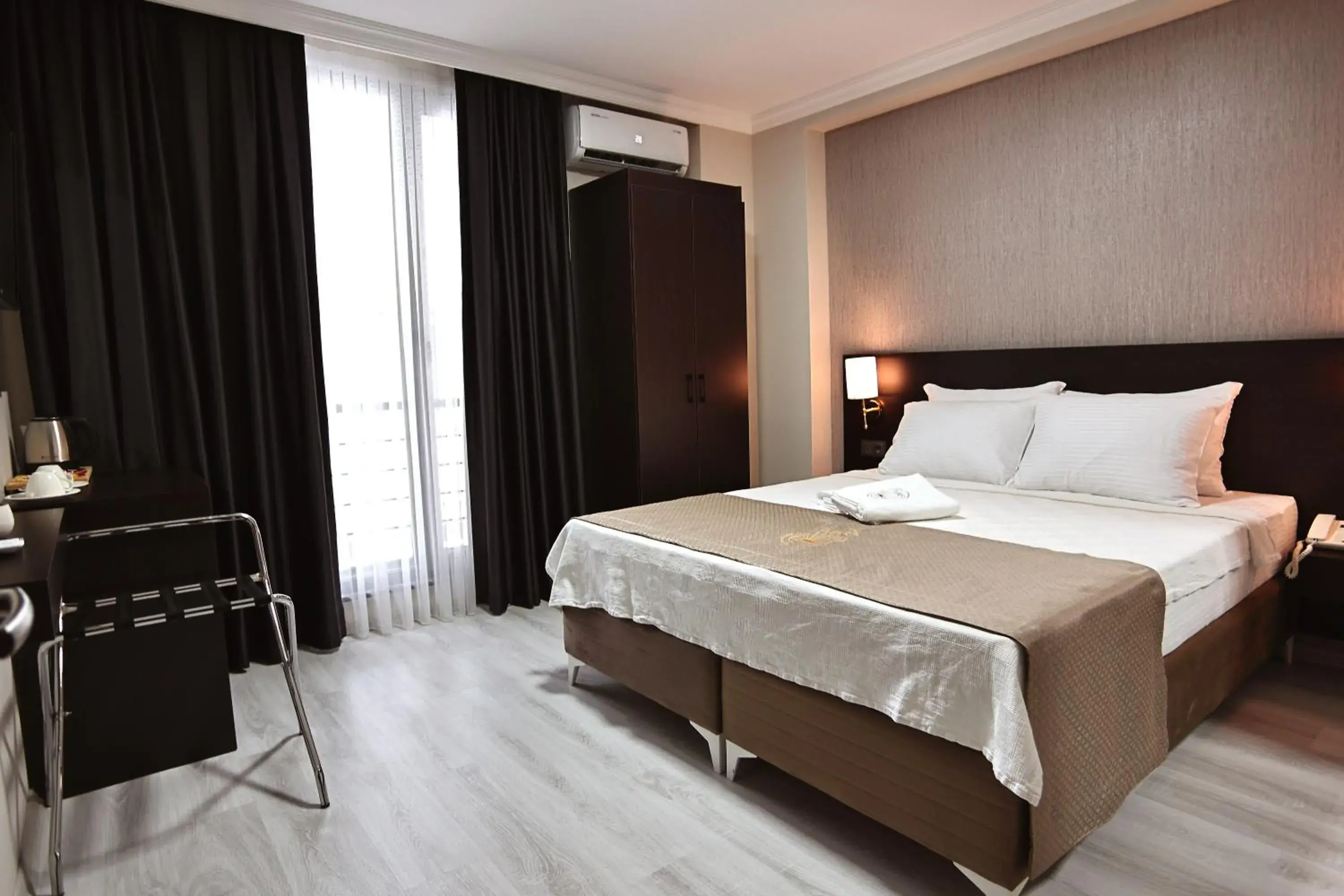 Bedroom, Bed in Mays Royal Hotel Bedroom, Bed in Mays Royal Hotel