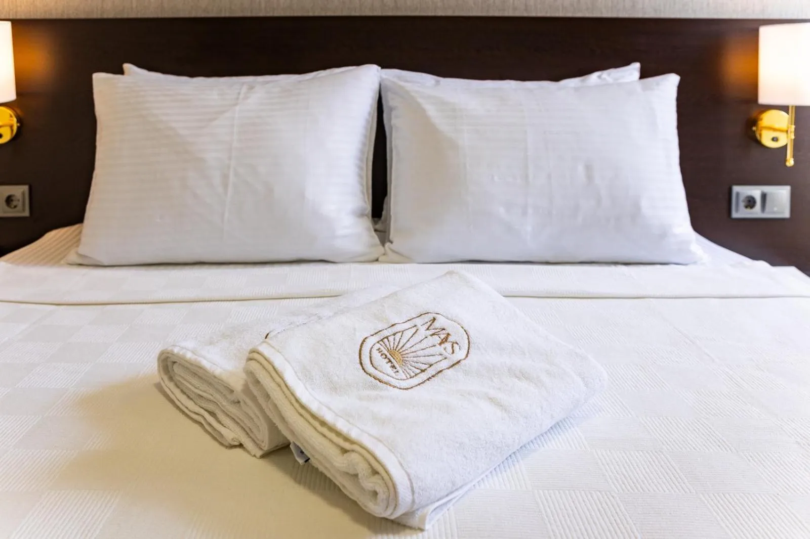 Bed in Mays Royal Hotel