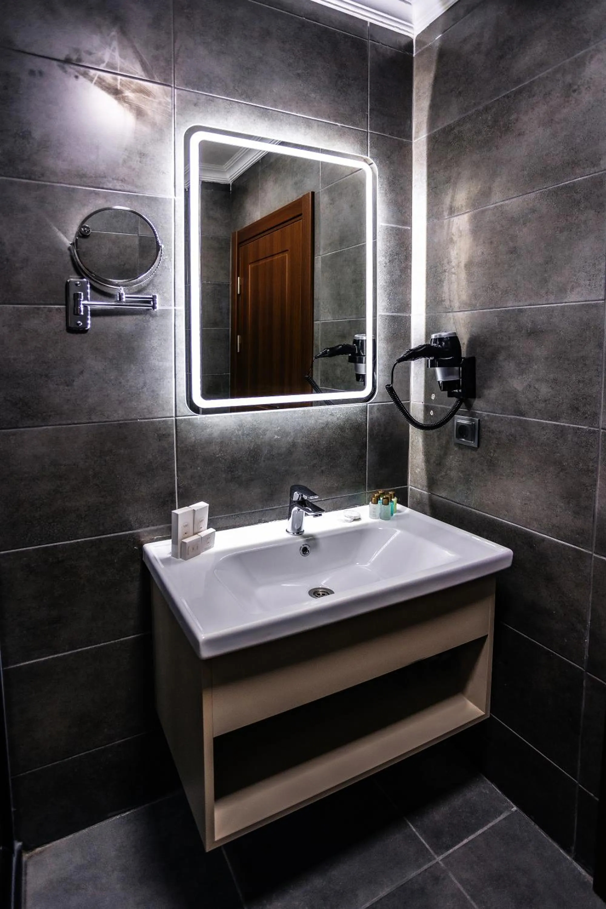 Bathroom in Mays Royal Hotel