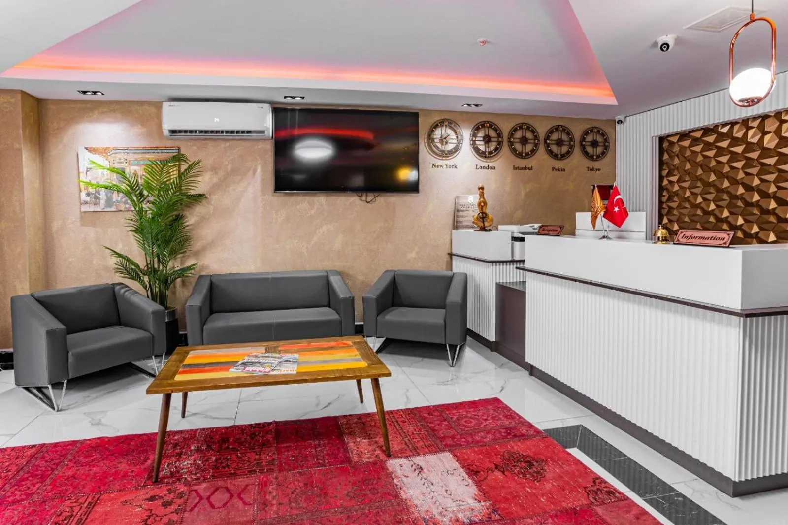 Communal lounge/ TV room in Mays Royal Hotel