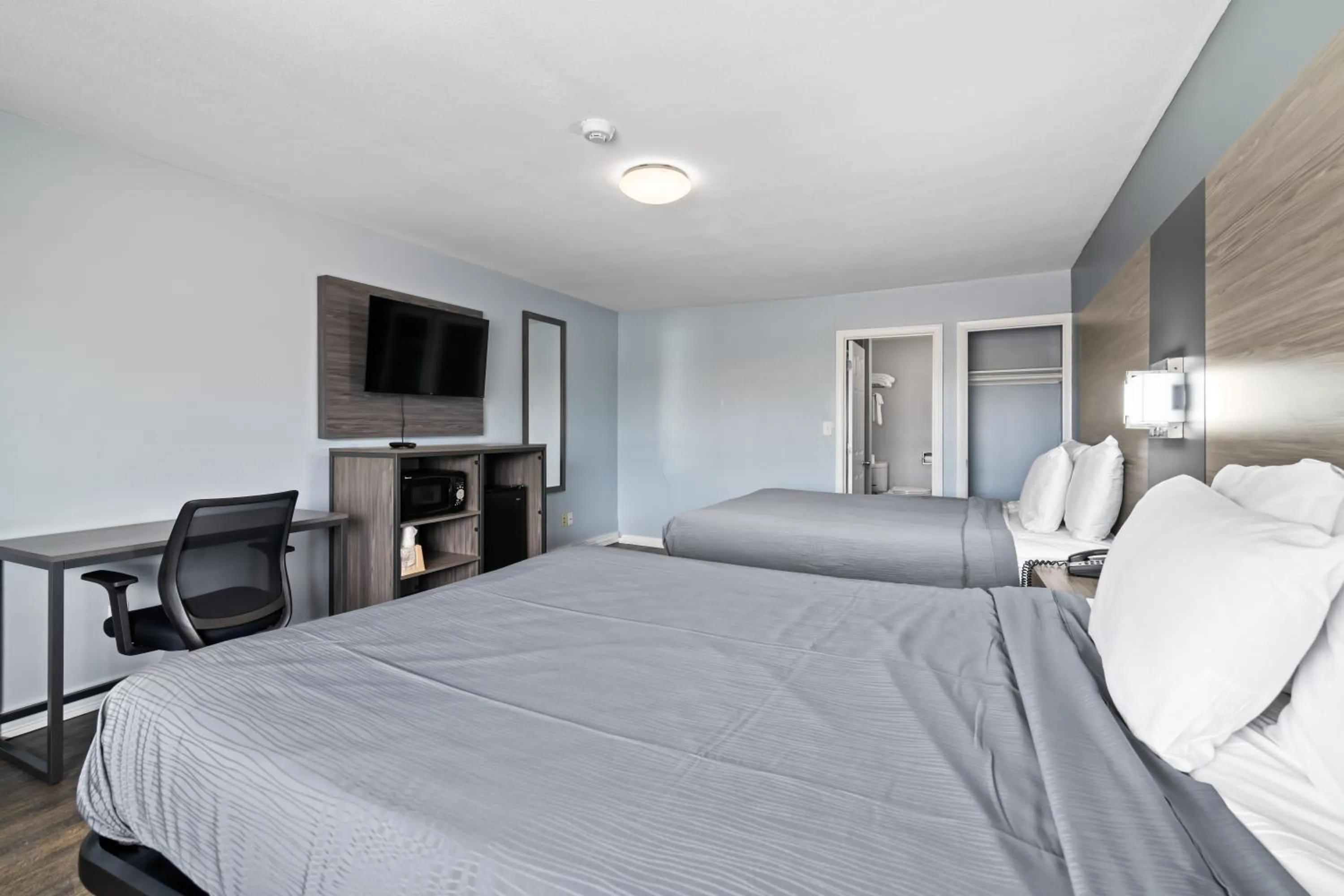 Guests, Bed in Plaza Inn