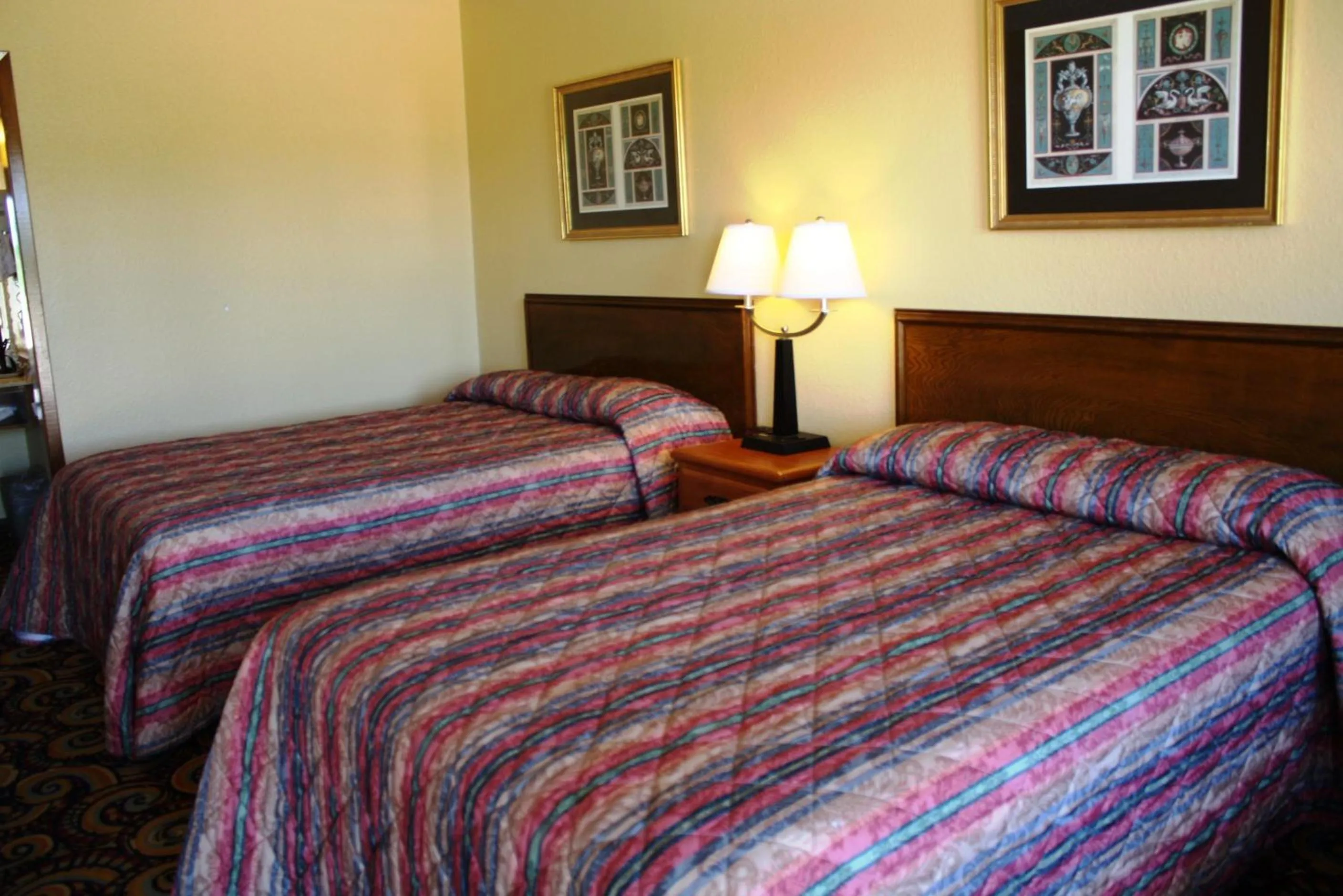 Bed in Lake Palestine Motor Inn