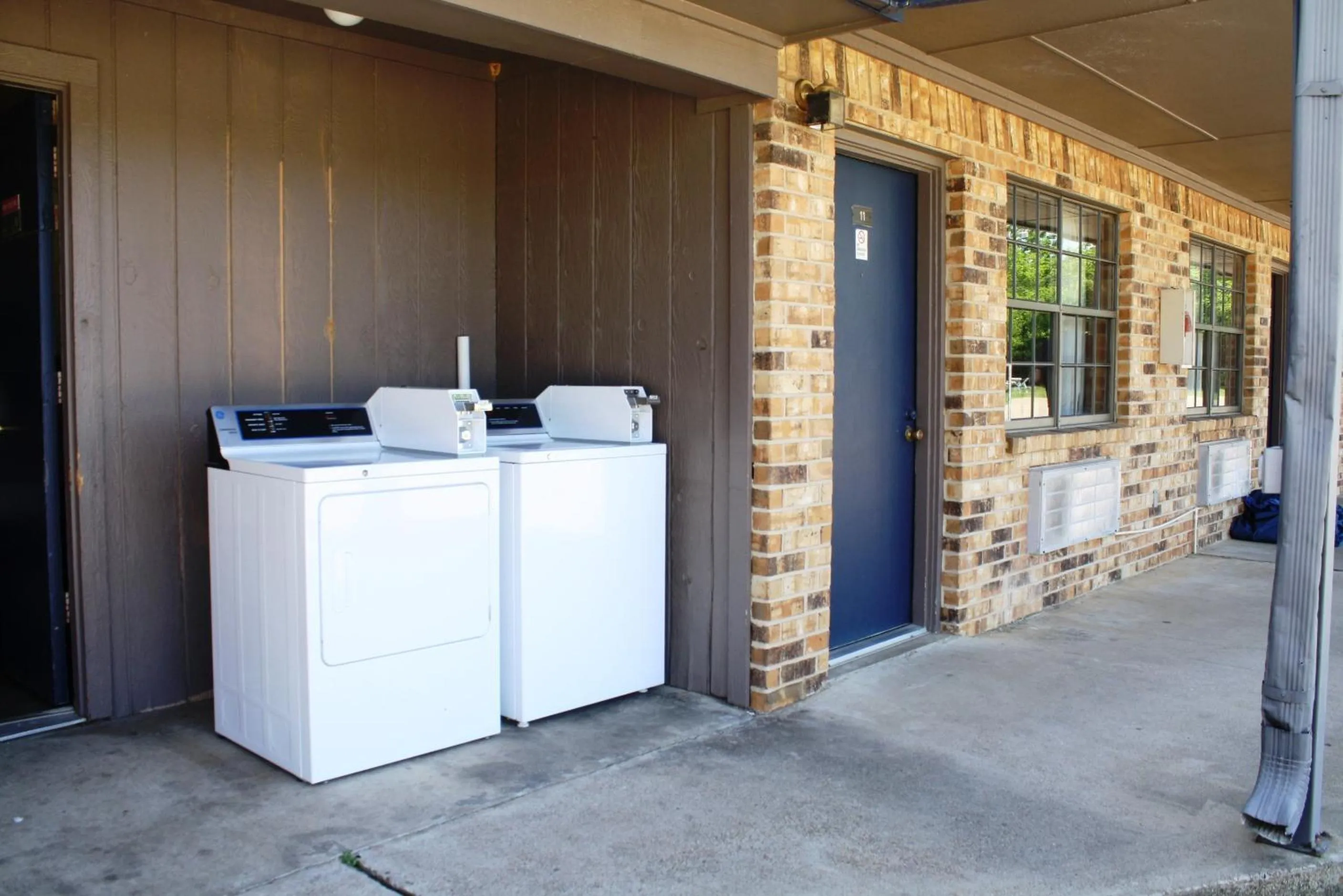 Lake Palestine Motor Inn