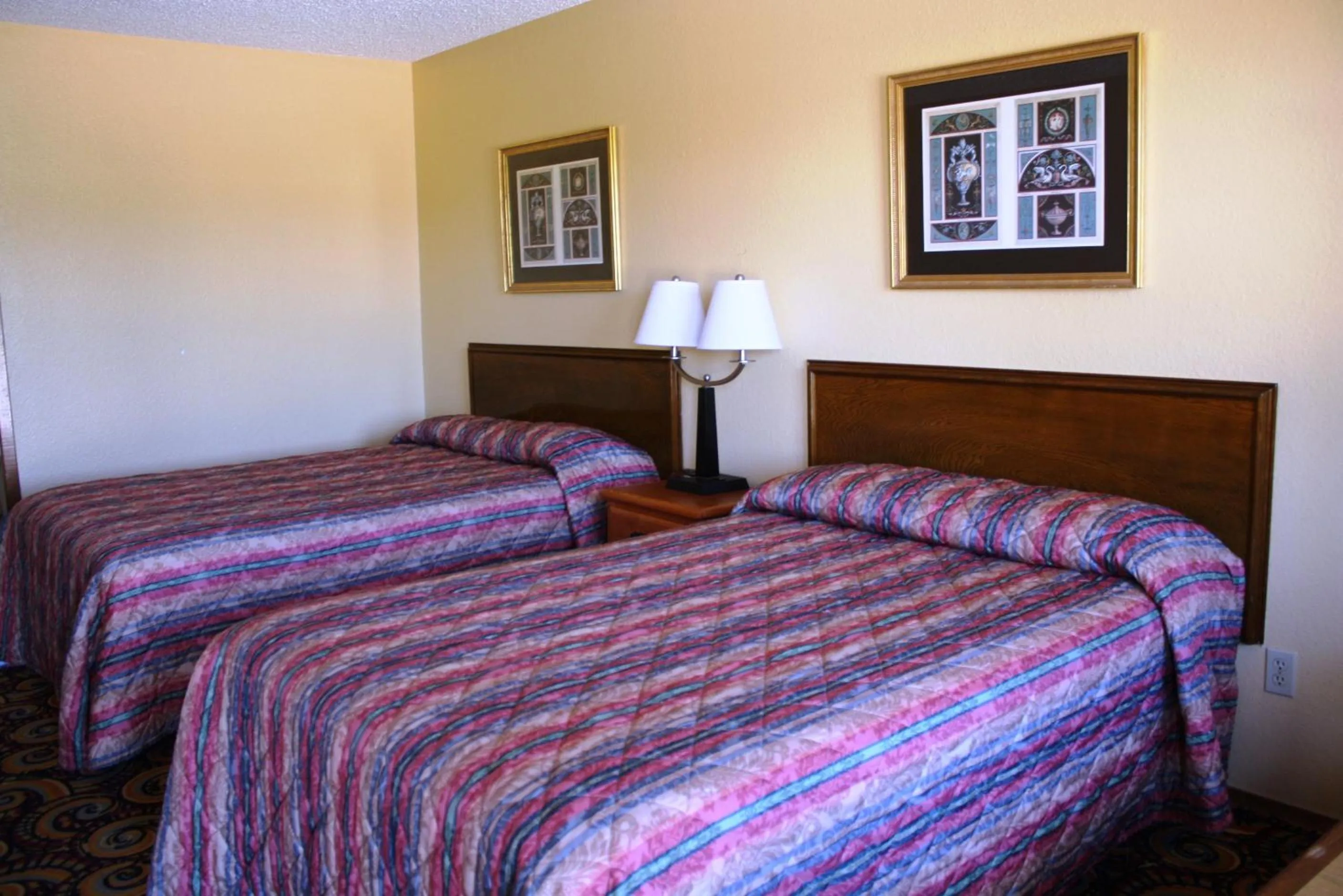 Bed in Lake Palestine Motor Inn