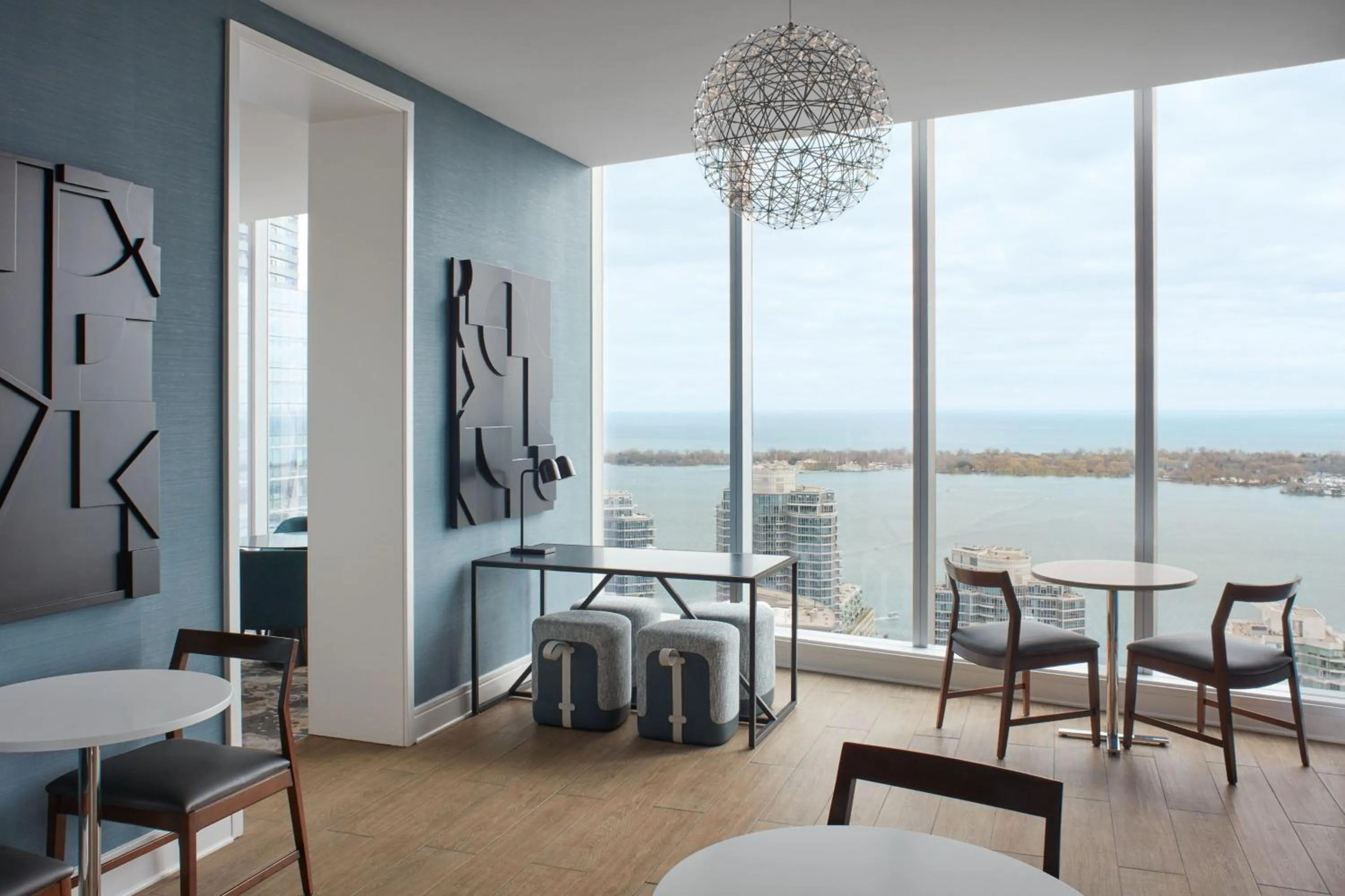 Lounge or bar in Delta Hotels by Marriott Toronto