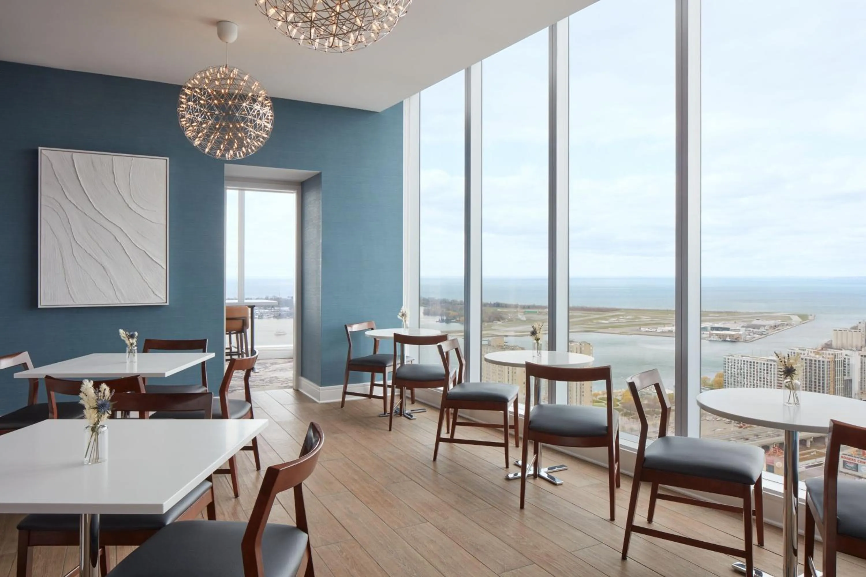 Lounge or bar in Delta Hotels by Marriott Toronto