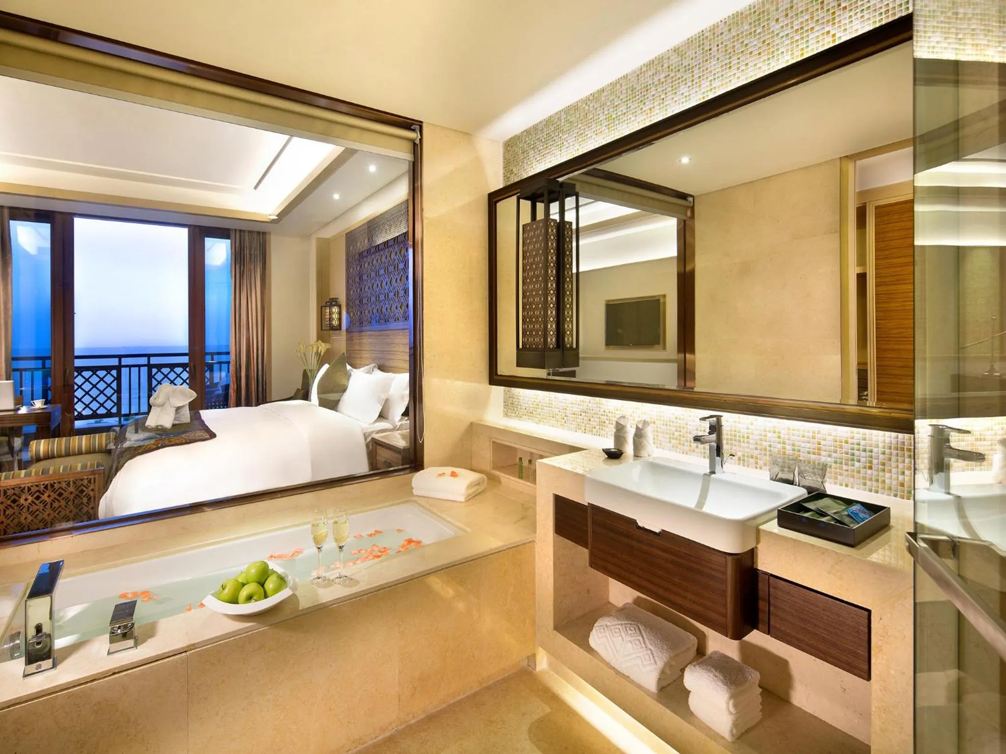 Bathroom, Bed in HNTI·Narada Sanya Bay Resort