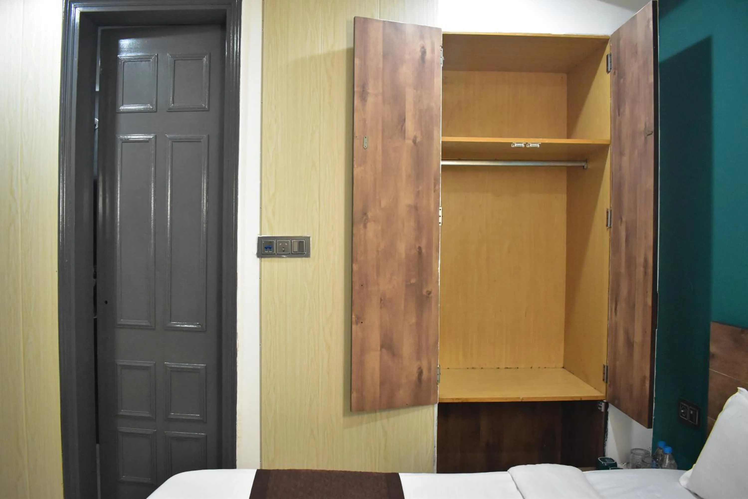 Bed in Qotel Hotel Rama Rohini Sector-24 Couple Friendly