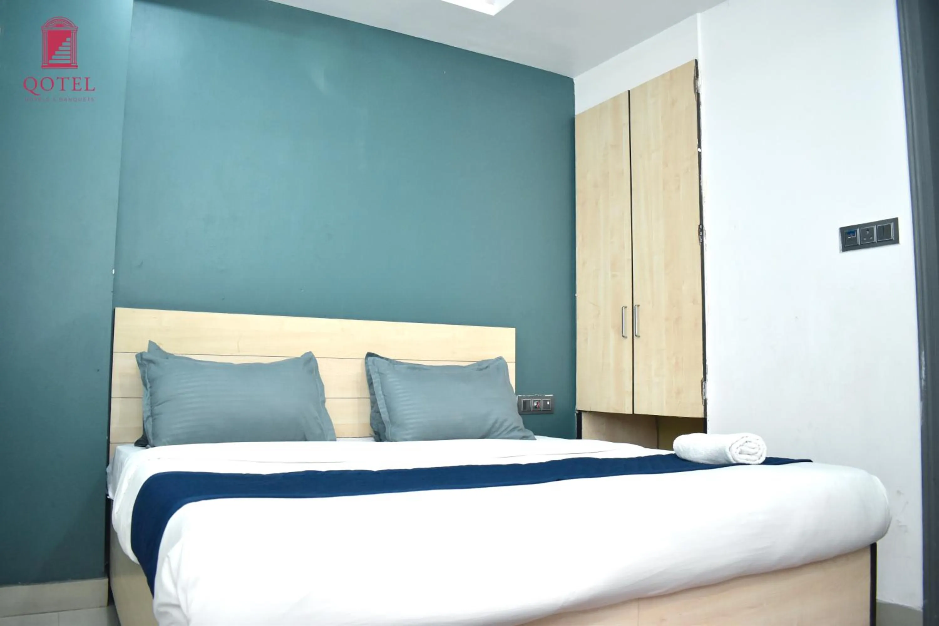 Bed in Qotel Hotel Rama Rohini Sector-24 Couple Friendly