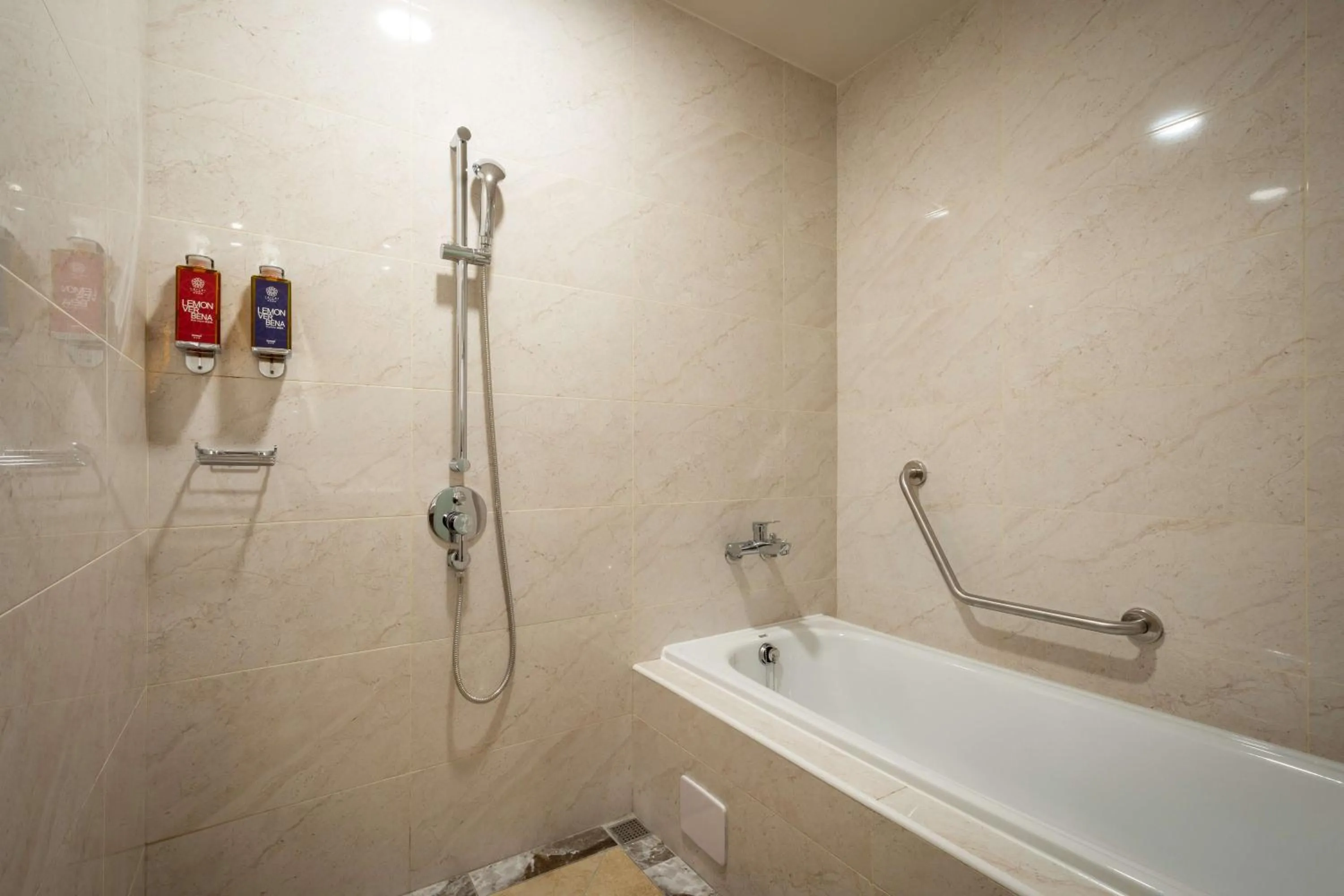 Bathroom in 雀客旅館台中來來