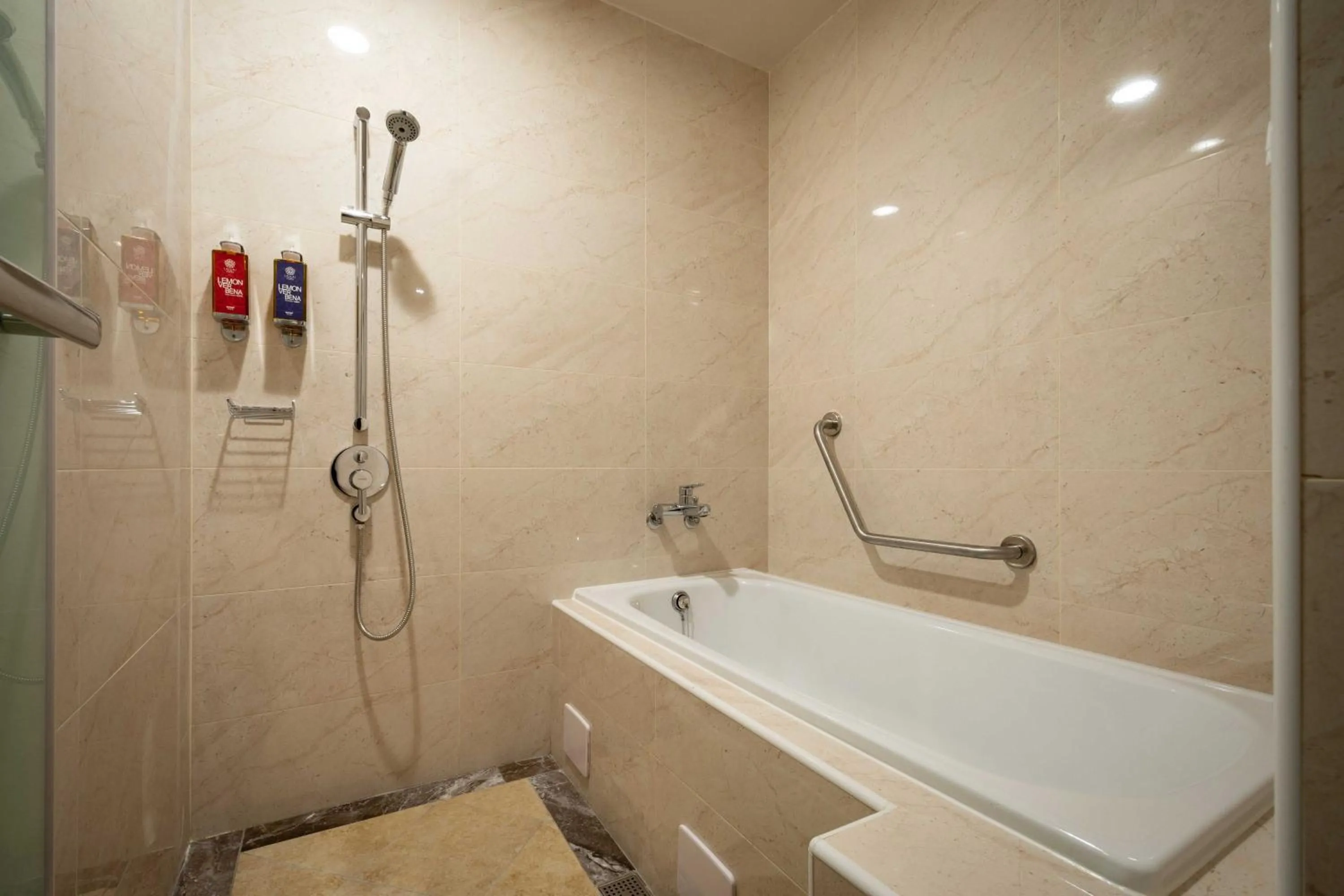 Bathroom in 雀客旅館台中來來