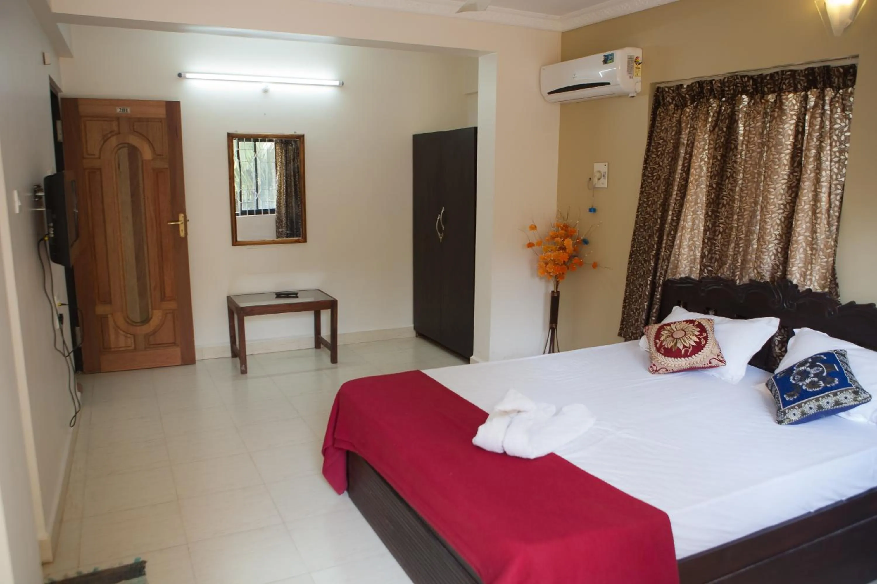 Photo of the whole room, Bed in Roundcube Guest House