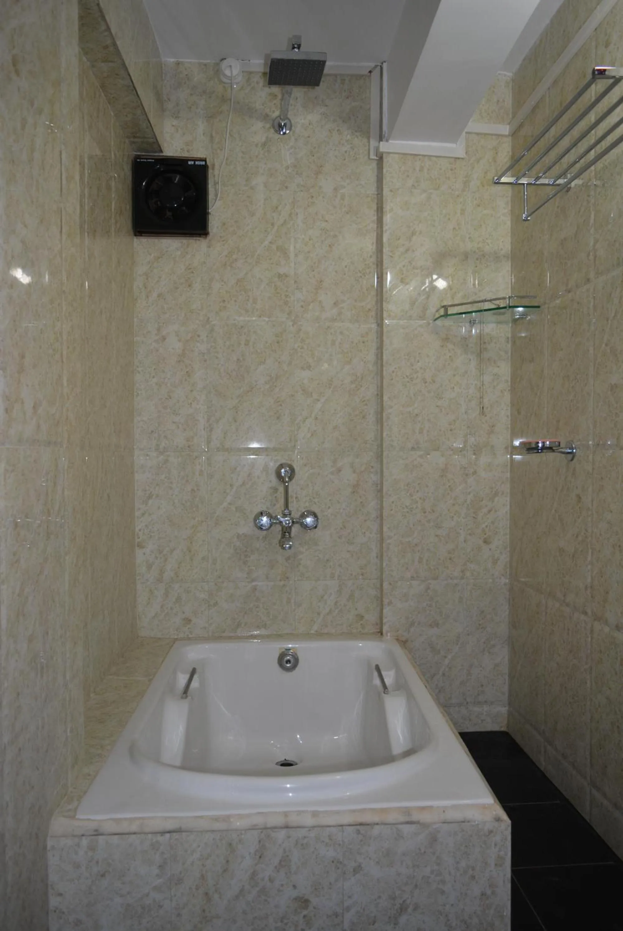 Shower in Roundcube Guest House