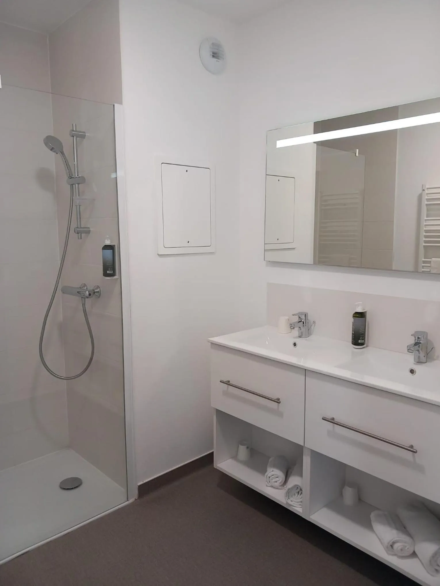 Shower in All Suites Appart Hôtel - Le Havre Centre - Les docks